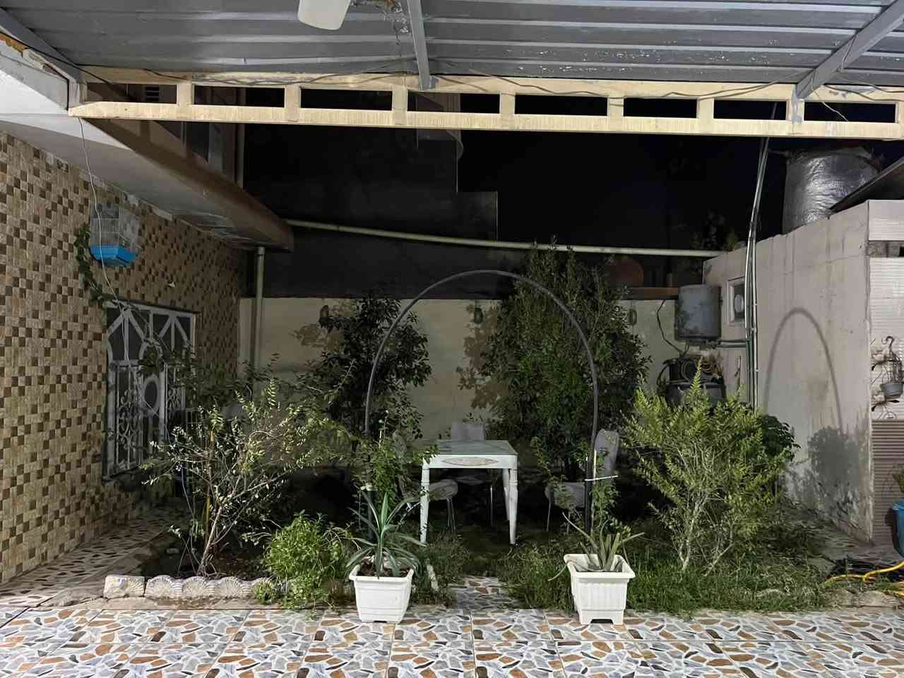 سلام عليكم 

بيت للبيع  في شارع 80 نجف قرب ميزانيه وبلنص رائد يبعد عن شارع 100 م  

مساحة الدار  225 متر طابو صرف  باسمي البيت 

البيت طابقين  

• الطابق الاول 

1- صالة ضيوف 
2- هول  مفتوح  
3- مطبخ 
4- غرفة نوم عدد 1 
5- مجمع صحيات 

•الطابق الثاني  

1- سويت كامل يتكون من ( غرفة نوم + صالة + مطبخ + مجمع صحيات ) 

2- غرفة نوم 
3- غرفة مخزن 

البيت نظيف  وموضح كلشي بالصور  وجاهز
يحتوي على حديقة وكراج  للسيارة + مجمع صحيات خارجي   

للاستفسار تواصل دايركت او الاتصال 
***********
