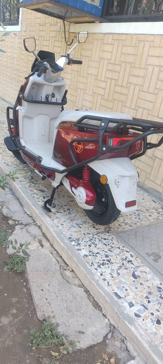 السلام عليكم دراجه شحن الملكه S90 جديده بحالة الزيرو فول مواصفات.
بطاريات كبار دبل مسطره عدد 6. 

اربع سرع سرعتها 85.

تمشيك مسافه بين 60 الى 80 كم.

تشغيل عن طريق الموبايل.

صندوك خلفي إضافي بعده ممشدود. 

السعر ٩٥٠ وبيها مجال بسيط حك الجيه.

اخوان اعتذر عن المراوس بيع فقط. 

مكاني بغداد ساحة الحريه.

***********
