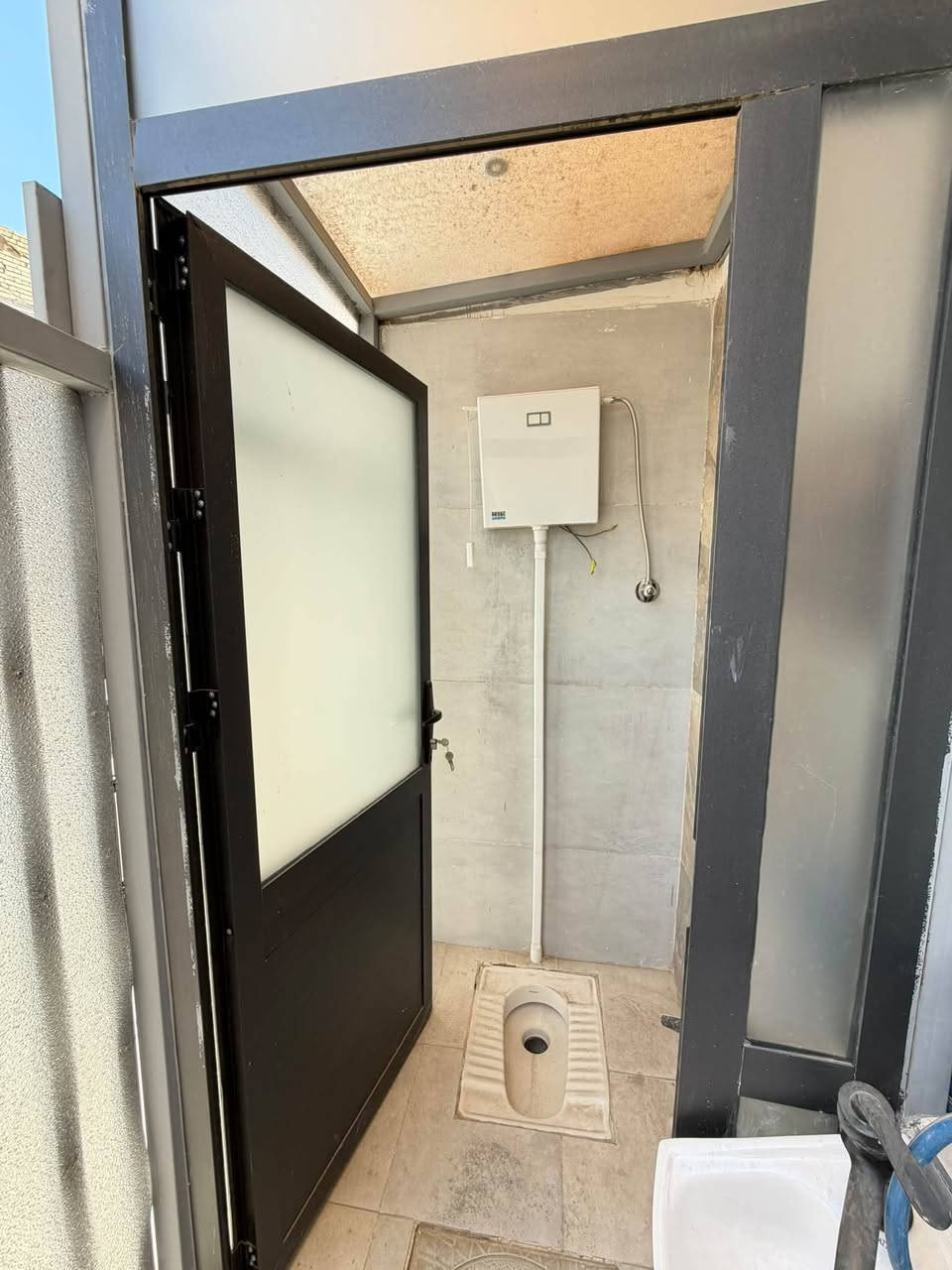 بيت 50 متر  ثلاث طوابق🏠
و هيكل 50 متر ثلاث طوابق

البيت ثلاث غرف نوم حمام خارجي 1 داخلي 2 
استقبال مطبخ 
وكما موضح بلصور والفيديو 
بناء درجة اولى وموثث كامل سقف عالي جميع شبابيك المنيوم 
كتائب حماية لسطح وسقيفة 
تانكي كبير وبوستر نازل تاسيسات امل الشريف بورسلين الواح 

والهيكل نفس تفاصيل البيت 

الموقع📍 :حي دجلة شارع الابداع 
***********  رقم الهاتف واتساب ايضاً
