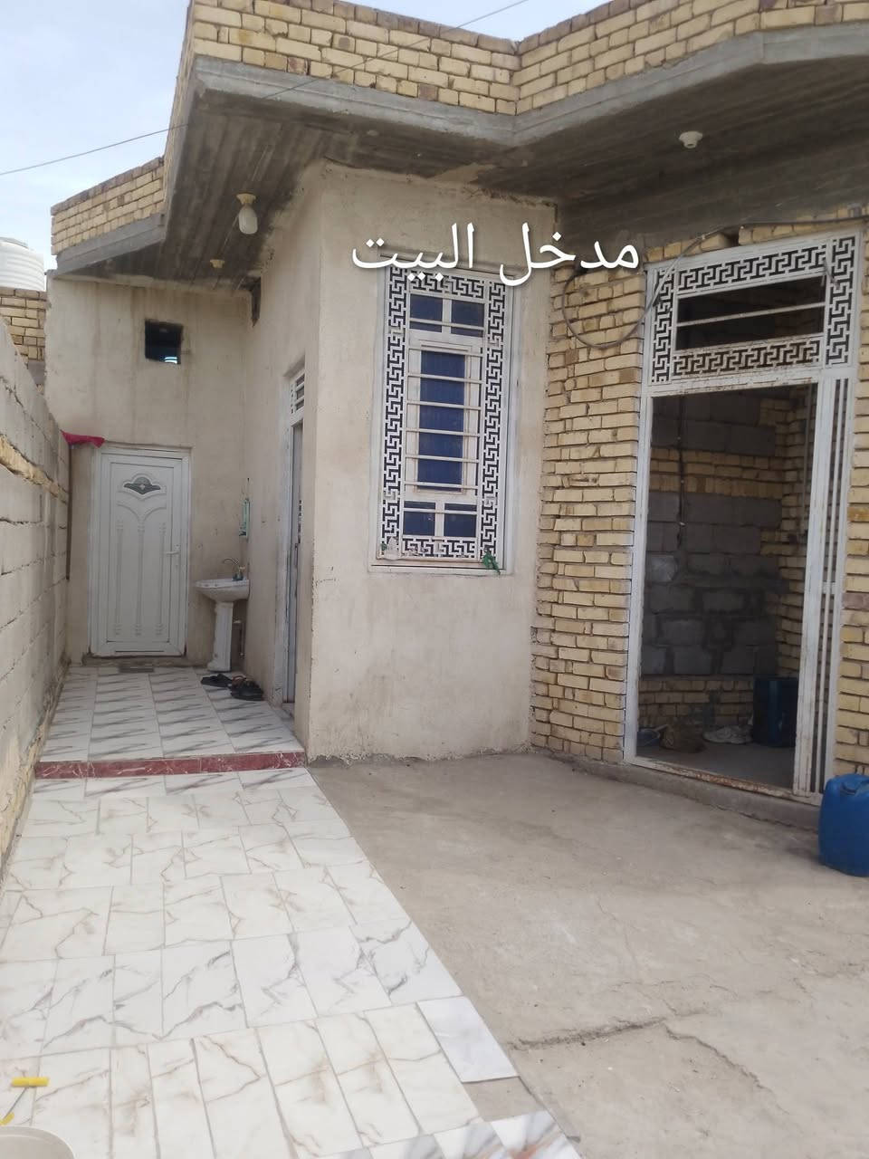 بسم الله دار للبيع زراعي أو مراوس مساحه250م بي وصل تمليك ماء وكهرباءثري فيز ومجاري وكيبل ضوئي خلف المستشفى التركي شارع السبيس وي البوري بتجاه حولي الاسكان ثاني بيت عن شارع السبيس بناء طابوق فقط السياج بلوك كهربائي والصحيات صب كونكريت رباط وسقف غرفتين وصاله ومطبخ وحمام وتواليت داخلي ومناور جاهزات بيه نواقص الدرج مامطبگ والبيتونه مبنيه 5سوف والديوانيه هيكل السعر95 جوى السوك لتواصل صاحب الدار ***********بي واتساب مو شراي اعبر المنشور الله يرحم والديك

نص مكتوب في الصور:
- الشارع 15 م من السبيس للبيت
- الواجهة 9,5م نزال 27م =257m
- فضله 7 في 9,5 تابعه للبيت
- مدخل البيت
- تواليت 2,5 في 1,5 حوش 9,5 في 4