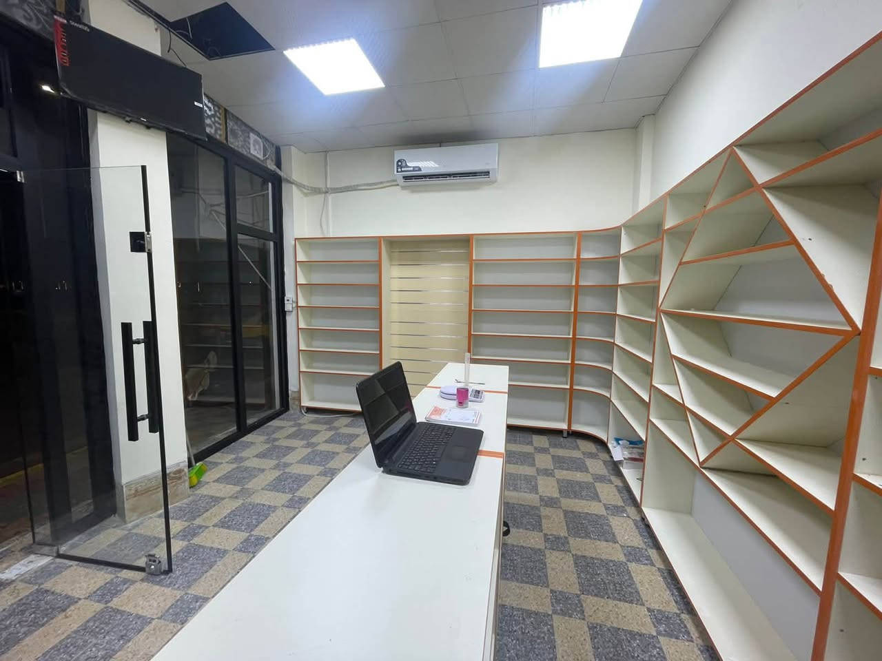 السلام عليكم
يوجد ديكور محل كامل MDF للبيع شغل درجه اولى ثقيل
التواصل على الرقم  ***********
