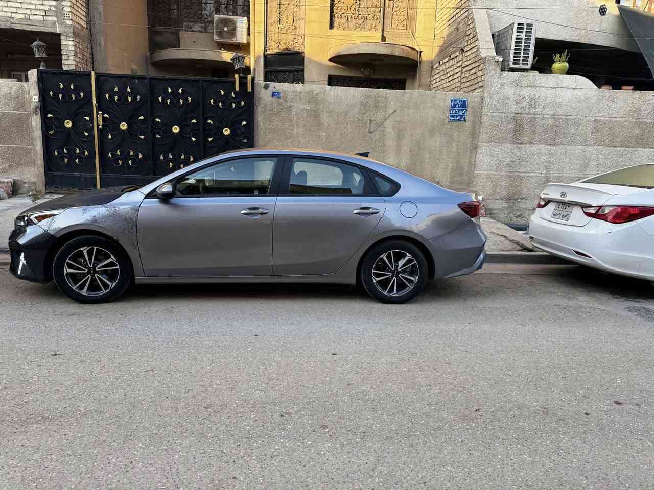 السلام عليكم
‏فورتي للبيع 
‏موديل 2023
‏الون رصاصي 
‏وارد امريكي دخول جديد  رقم بغداد مميز وحلو 
‏حادثها بنيد مبدل ولجاملغ نفسه راجع وشويه الغد مليوح   وبمريكا صبغ باب الصدر وخلف الصدر كلير مصلحه  وكامله 
‏شاشه كبير 
‏تحكم ستيرن 
‏تحديد مسار 
‏رادار امامي 
‏شاشه اعطال 
‏ماشيه ١٦٠
‏السعر 125  وبيها مجال قليل 
‏مكان بغداد الغزاليه 
‏الرقم ***********
‏
