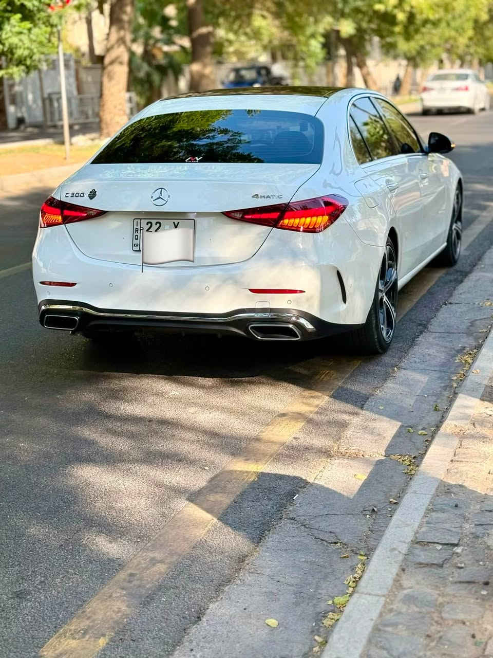 🚗 للبيع Mercedes-Benz C 300  2024 🚗
بيع فقط بدون مراوس 
رقم الشاصي والسونار بالصور
📍 الموديل: 2024
📍 المسافة المقطوعة: 40 الف كيلو متر
📍 اللون الخارجي: أبيض
📍 اللون الداخلي: أوف وايت مع إنارة داخلية مميزة
📍 الداشبورد: مطعّم بالصاج الملكي
🚫 الحادث تبديل باب الصندوك بلادي نفس اللون وبارد بالجاملغات الخلفية والبنيد صبغ
🚫 السيارة بدون ايرباك 
✨ مواصفات ومميزات:
محرك توربو قوي واقتصادي
فتحة سقف سلايت 
مقاعد جلد فاخرة مع تحكم كهربائي
شاشة وسطية كبيرة مع نظام ملاحة
نظام صوت Burmester فاخر
📑 الملكية: رقم أربيل، مكانها بغداد 
💰 السعر المطلوب: [295$]
📞 للتواصل: ***********
