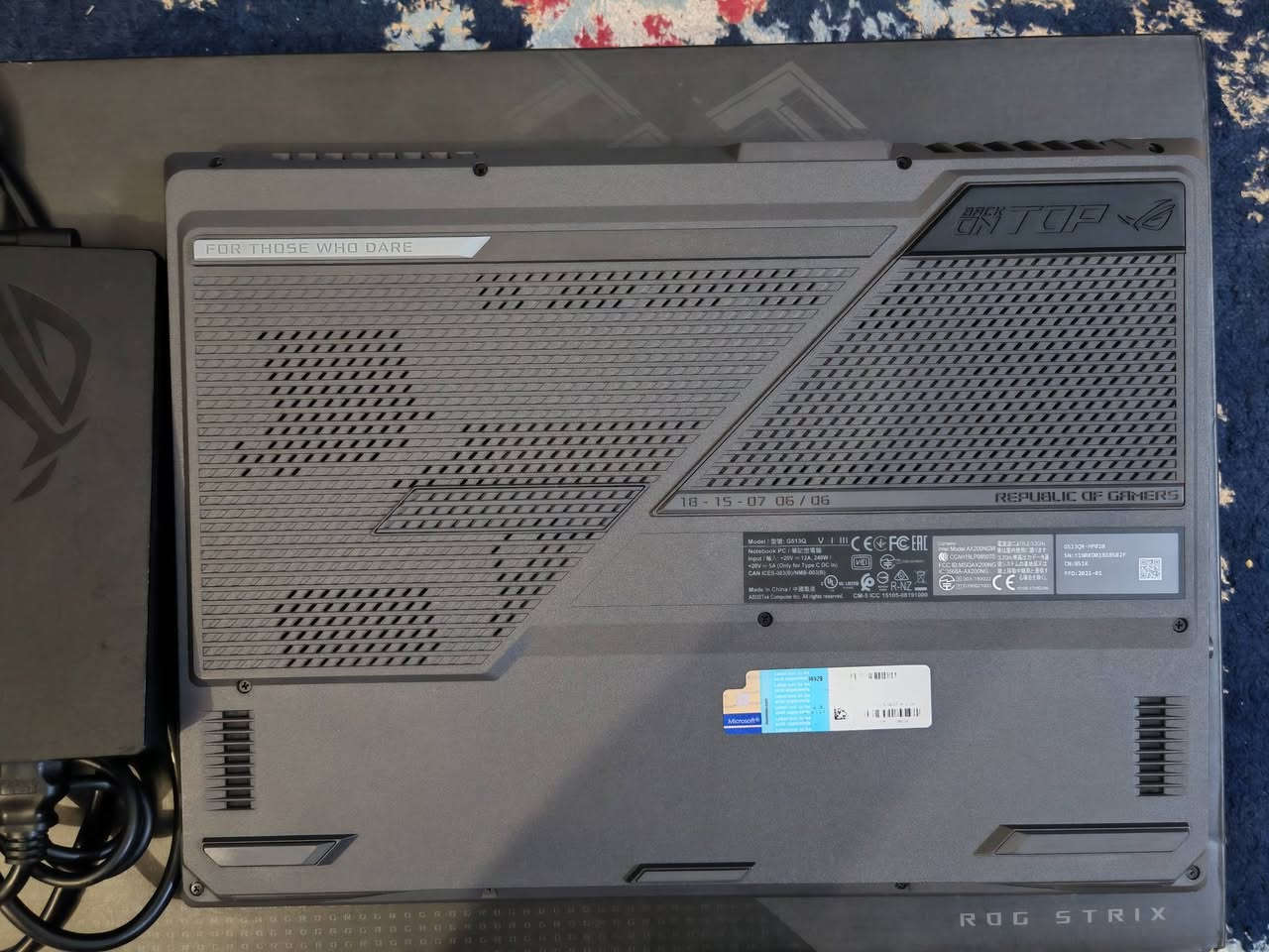 للبيع لابتوب كيمنك ايسوس روج سترايكس ج15 وكالة خليجي اصلي
ASUS ROG Strix G15 (G513QR) Middle East

بحالة ممتازة (استخدام قليل ونظيف جداً) مع كافة ملحقاته الأصلية والكرتونة الكاملة.

المواصفات:
المعالج (CPU): 
AMD Ryzen 7 5800H 
(8 أنوية / 16 ثردز أداء قوي جداً).

كارت الشاشة (GPU): 
NVIDIA GeForce RTX 3070 
بسعة 8GB VRAM وكامل سحب للطاقة 130+ واط (يقبل تشغيل أحدث الألعاب والبرامج الثقيلة بأعلى إعدادات).

الذاكرة العشوائية (RAM): 
16GB DDR4 (8GB x 2) 3200 MT/s.

التخزين (SSD): 
1TB M.2 NVMe PCIe High-Speed SSD.

الشاشة (Display): 15.6 بوصة FHD بتردد عالي 300 هرتز وزوايا رؤية واسعة (WV).

البطارية: 4Cell اربع خلايا بسعة عملاقة 90Wh تدوم لساعات عمل أطول.

الكيبورد: عربي/إنكليزي مدمج أصلي من المصنع.

الاتصال والمنافذ: 
Wi-Fi 6 + Bluetooth، 
منافذ 
USB 3.2 Type-A (x3)، 
منفذ 
USB 3.2 Type-C،
و
HDMI 2.0b
يدعم ربط شاشة خارجية مباشر مع كارت الشاشة بأستخدام Type-C. 
وشاحن كيبل أصلية نوع الشرق الاوسط/بريطاني
(Middle East/UK).

الأداء واستخدامات الجهاز:

الألعاب (Gaming): يشغل جميع ألعاب الـ AAA (مثل Cyberpunk, COD Warzone, Red Dead 2, GTA V) على أعلى دقة وقوة فريمات عالية بفضل كارت RTX 3070 المعزز بالذكاء الاصطناعي وتقنية DLSS وRay Tracing.

العمل الاحترافي (Workstation): ممتاز جداً لصناع المحتوى، المونتاج وتحرير الفيديو (Premier / DaVinci)، التصميم المعماري وثلاثي الأبعاد (Autocad, Blender, 3ds Max)، والبرمجة.

المرفقات وحالة الجهاز:
الحالة: نظيف جداً خالي من العيوب، يعمل بكفاءة 100%.

الملحقات: الشاحن الأصلي + كيبل + الكرتونة الأصلية يعني كافة الملحقات ويا.

السعر: 1,600,000 / واحد مليون و600 الف دينار.

المكان: بغداد الغدير ويوجد توصيل بغداد مجانا والمحافظات 10 الف.

للتواصل الخاص او الهاتف: ***********

