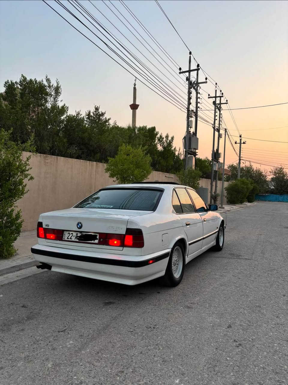 بئيم مو ديل ١٩٩١ ٥٢٥ فول موا سفا ت سي به رده بيلا دكا ميره  ترا كشن  ده بل جه كمه جه   فو رميكه كو شن بيلادي    ره قه مو سه نه وي نويه وه كا له وبه ناو كردن به شه رته    ته بريد له كه ل سولفي   سيا ره كه هي ده ستي خو مه   هه مو كيا ني به شه رته مو سو براوه به شه رته  بو ياغ عا منييه من به عا م ده يفرو شم بيشو بشتي كه بسه   سعري ٥٣ معا مه له  كي كه م بو زا نيا ري زيا تر *********** وا تسئا ب فا يبري له سه ره أربيل, العراق

