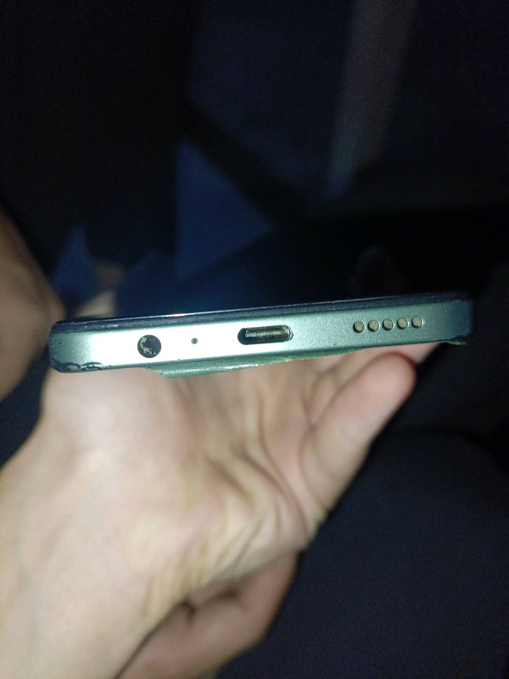 موبايل هونر x7c الجهاز الشاشة بيها ضربة خفيفة ما تاثر على الاستعمال ب اي شي البطارية تطول يوم كامل اوياك يجي بمعالج زين يمشي حالك ب اغلب الالعاب و يشغلك 60 فريم ببجي و مثل الورد ذاكرته 256
ممكن تذكرلي شنو الرام بالضبط ونسخة الجهاز كاملة، يعني Honor X7c شكد رام وشكد تخزين؟: 
256 و الرام 8+8
وين مكانك بالعراق حتى المشتري يعرف إذا يگدر يستلم حضوري لو شحن؟: 
ديالى السادة
الجهاز مفتوح/نظيف من حساب غوگل وما بيه أي قفل أو نمط، لو جاهز للبيع مباشرة؟: 
الجهاز مستعمل مامفتوح 
شنو المتضمنات ويه الجهاز: الشاحن، الكيبل، العلبة، الكفر، أو أي ملحقات ثانية؟: 
الشاحنه و الواير 
بالسعر عدك مجال للمساومة لو تريد تكتب آخر سعر ثابت؟: 
اي السعر بي مجال 
للتواصل واتساب الرقم ***********