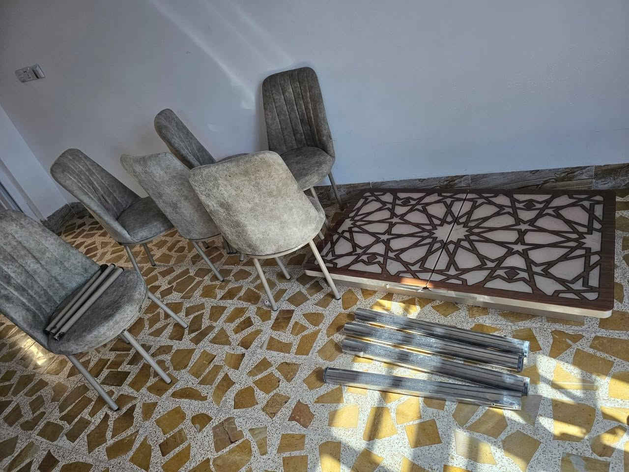 طاولة طعام • جهاز رياضة • جهاز تدليك رجلين