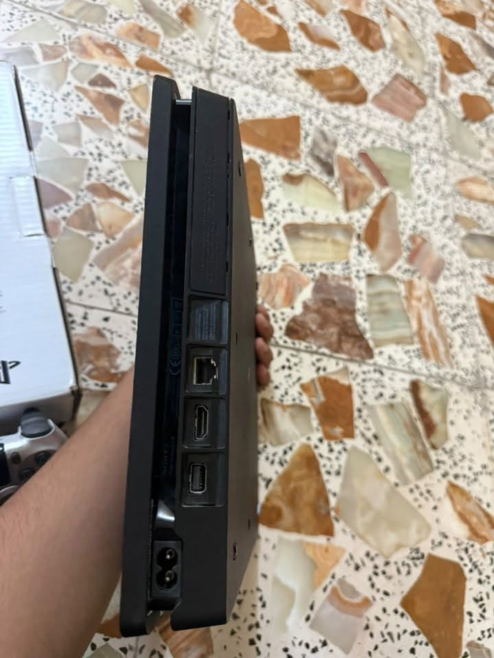 بلي فور سلم الاولاين
ذاكرة 500G 

نظافة 100‎%‎ 

قبل شهر اشتربته من شركه معروفة 

الاقراص جي تي اي جديد 

وايرات كاملة 

يدات 2 مع كامل ملحقات 

السعر 275 بي مجال بسيط 

مكاني كربلاء 

للاستفسار واتساب ***********
