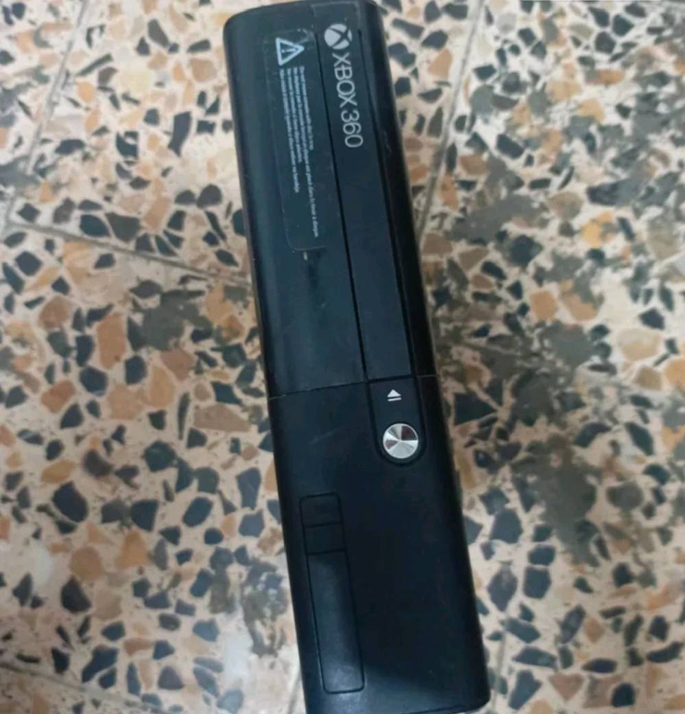 اكس بوكس 360سوبر سلم مهكر هارد متروس العاب ويا يدات ثنين اليدات بيهن مشاكل بسيطة ويا اقراص ثنين السعر 90 الف دينار