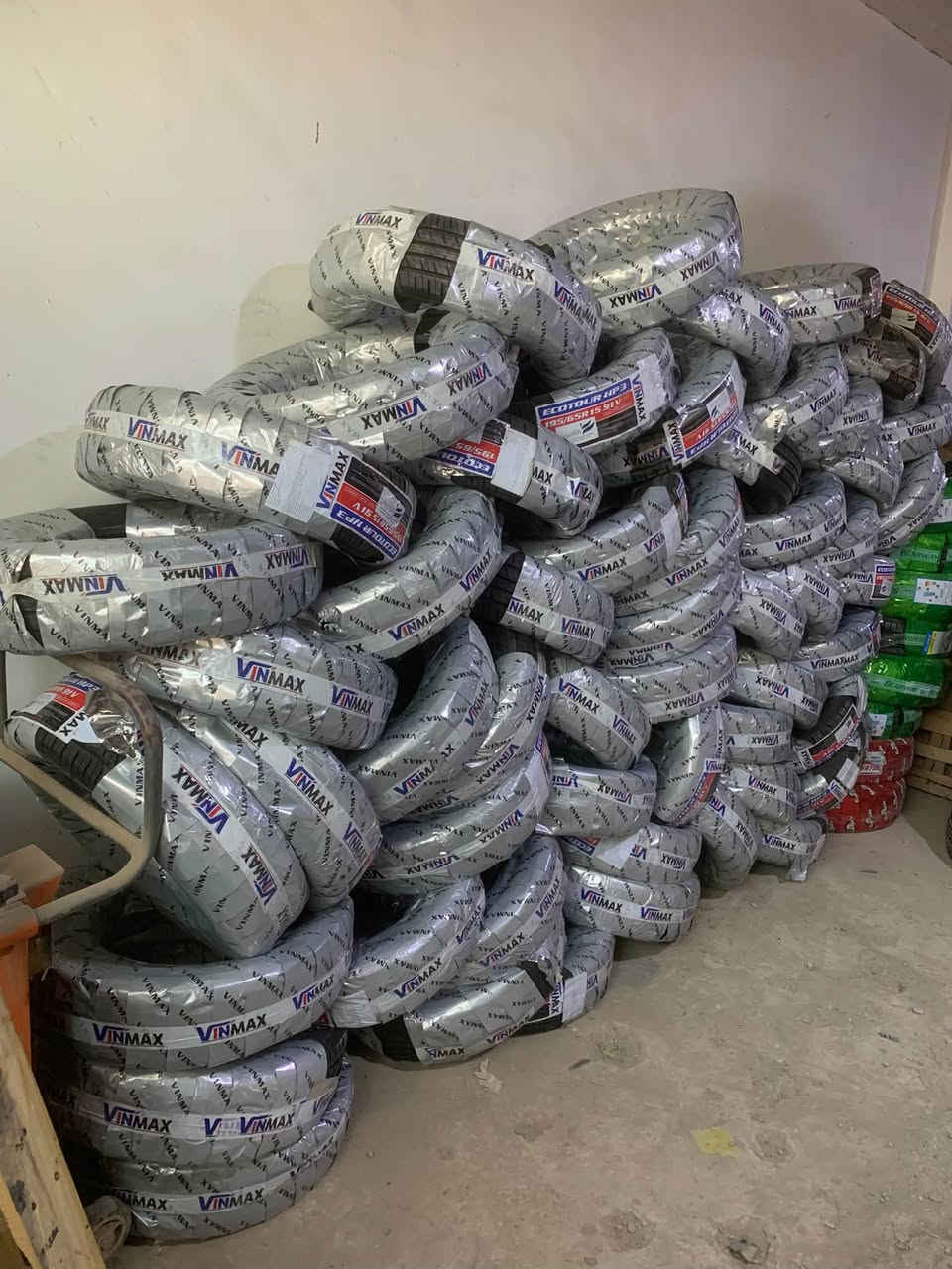 عرض خاص أطار195/65/15 بس 95 الف انتاج 26
عرض خاص أطار 205/55/16 بس 115الف انتاج 26 
نقشة ناعمة العنوان بيجي شارع العام مقابل قاعة الأعراس 
***********/***********
