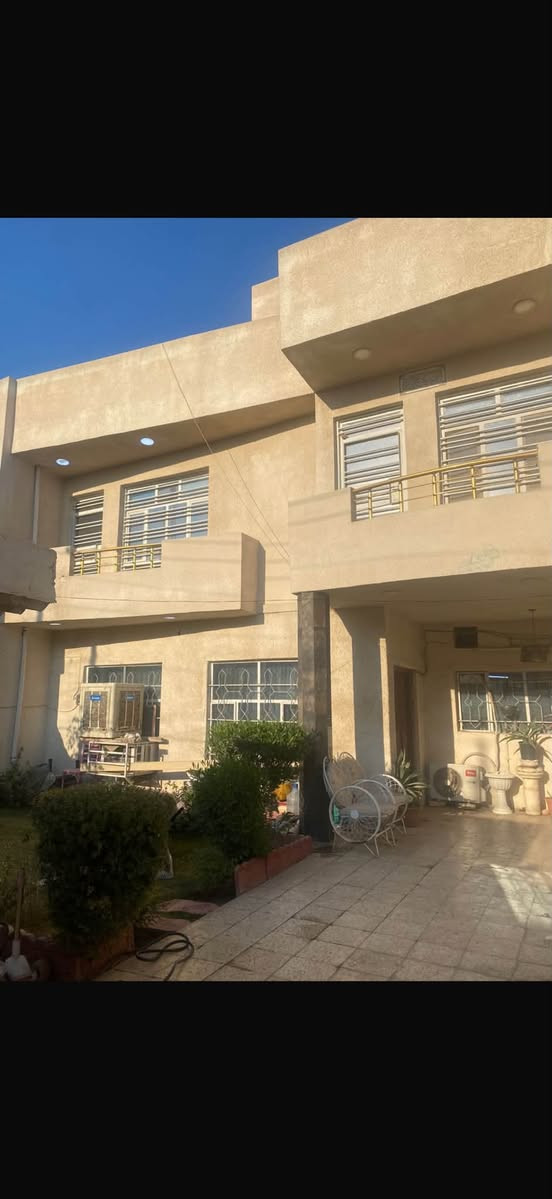 بيت للبيع المساحة 200 متر
يحتوي على 4 غرف 
الطابق الثاني بناء جديد
الموقع السويب منطقة 200
الاستفسار الاتصال على الرقم ***********

