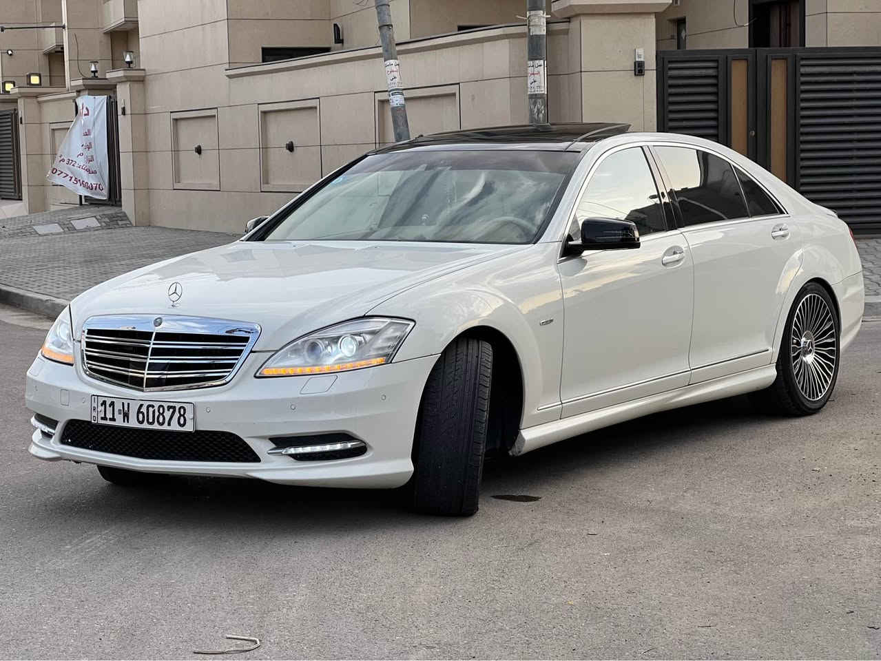 السلام عليكم
للبيع مارسيدس  S500  
موديل ٢٠٠٨  خليجيه فول مواصفات 
طويله وفتحه سقف بنوراما  بصمه تشغيل وابواب.  بردات كهربائية عدد٥.  
كامله بدون نواقص حداديه اماميه وخلفيه جديده. گير ومحرك بحاله ممتازه. السياره جاهزه وبيها  صبغ السونار موضح كولشي
السعر ١٧٨  
مكان السياره بغداد 
للاستفسار *********** بغداد, العراق
