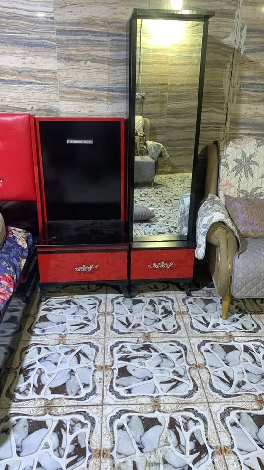 غرفه نوم مستعمله السعر ٢٥٠الف وبيهه مجال ٧قطع وياها دوشك جربايه هديه وبرده وفرشه جربايه للتواصل ع هذا الرقم
***********

