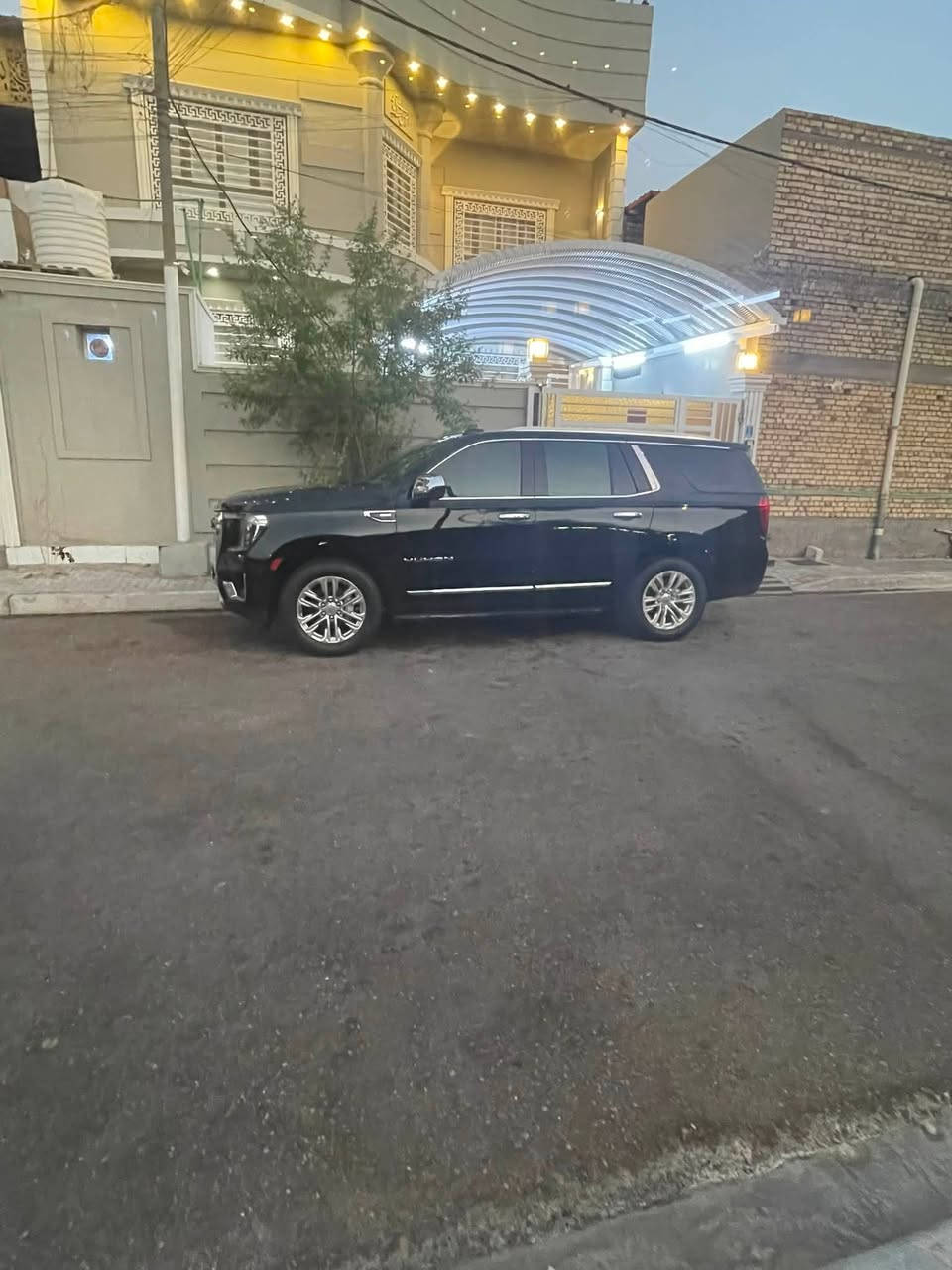 يوكن 2021 خليجي  لون اسود
✅بدون صبغ بدون فتح بدون تبديل✅فقط شخط صغير تحت يده الباب الخلفي وتم معالجته 

كفالة محرك وكير ✅ ماشيه 191الف كيلو✅

رقم بغداد باسمي ✅ فول ماعدى فتحت السقف✅

محرك 5300. مواصفات فول  ✅

رادار امامي + خلفي + جانبي✅

نقطة عمياء✅ تحديد مسار✅

كشنات مخمل  مانع تصادم امامي✅

رادار مانع تصادم خلفي ✅ خمس بصمات✅

كشنات امامي كهرباء  كشن اهتزاز تحذير عن التصادم✅

لون الكشنات بيجي ورصاصي    و ثلاجة ✅

جنطة كهرباء✅ كيجات شاشه الكتروني✅

دوسات كهرباء✅ فور ويل✅

اربع انضمه قيادة✅

ويل 20. كفالة حدادية✅

وباقي مواصفاتSLE المعروفه

السيارة عليها ادامة كامله مكينه كير منظومة تبريد حداده وجاهزه على الأخير 

مكان السياره البصره المعقل رايدها مراوس بيوكن طويل XL خصوصي الي عده يراسلني وتساب 

للتواصل اتصال غير متواجد على الفيس 

***********

