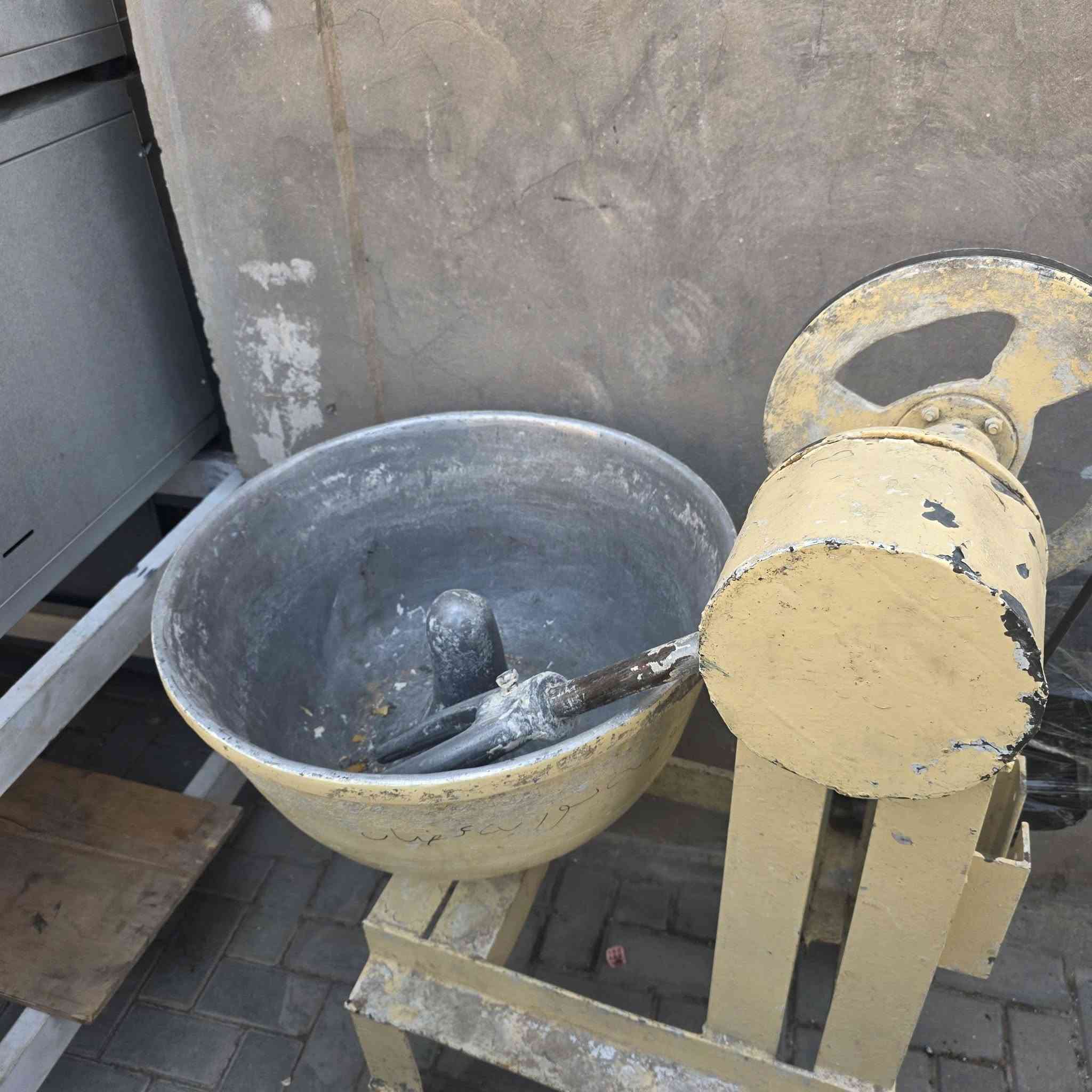 سلام وعليكم اخوان عجانه  للبيع
سوريه تشيل جيس طحين شغاله العنوان بغداد العبيدي *********** بيع او مراوح بلولبيه ام جيس نص جيس عادي سعر خاص
