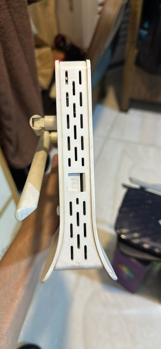 مستخدم قليل اخو الجديد راوتر سيمكارت زين الاصلي 
بس تربط كهرباء ويتفعل انترنيت بدون كيبل
السعر 70
*********** بغداد, العراق
