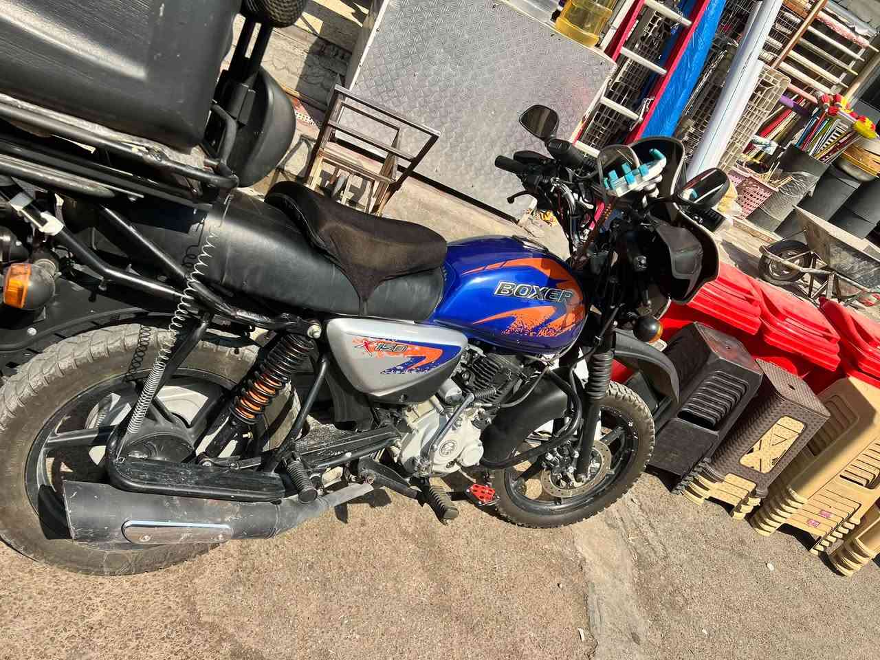 بوكسر 23 للبيع بسمي تحول ثاني يوم داخله هزه جديده  دراجه على الفحص مال محل ممشتغله دلفري ومشيها حقيقي الدراجه مكفوله كفاله عامه اي نقص مابيها وتجي وتشوف سعرها مليونين و700 بيها جيبي اس اصلي عمر البطاريه3 سنوات وعلي دراجه كبل تشتغل بيها ربع مذب عليها وبيها اكسسورات مكاني البلديات 
***********

