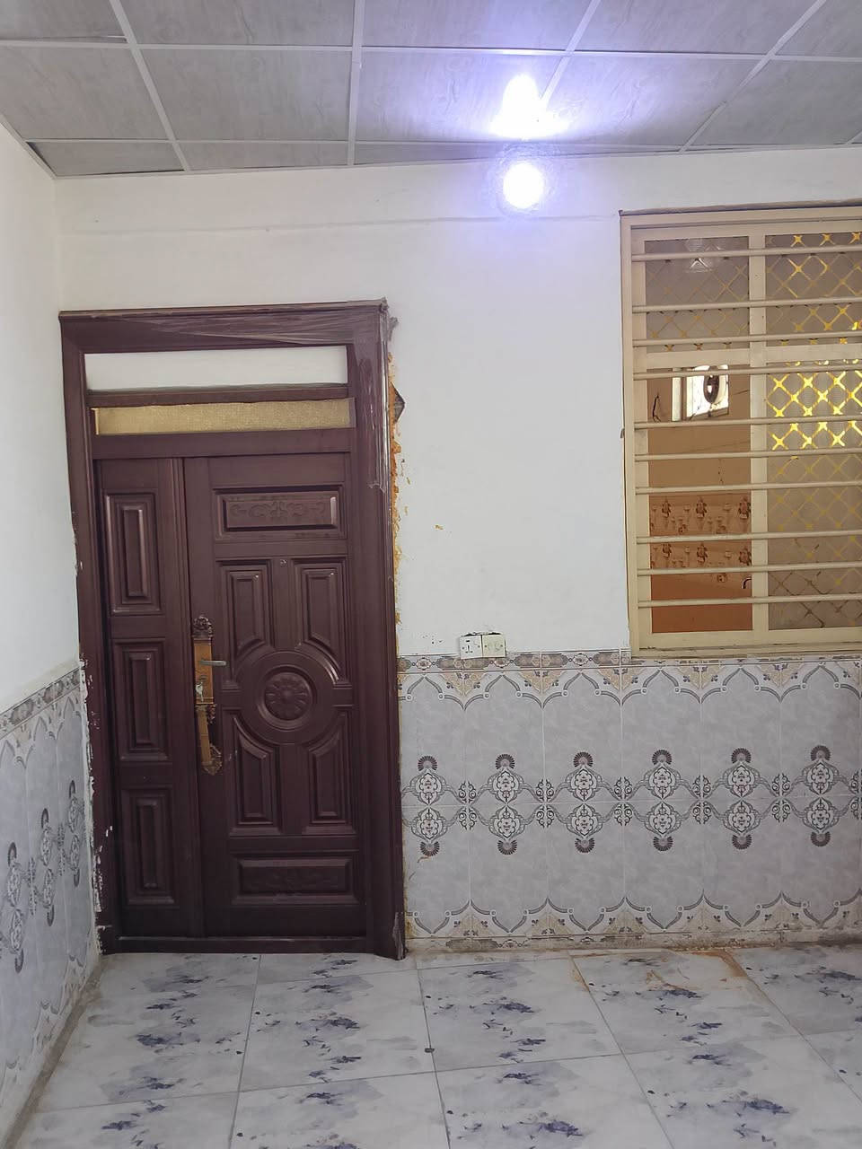 للايجار 275 الف مع المي والكهرباء
شقة طابق اول تتكون من 2 غرف نوم ومطبخ وصاله وبيتونه وصطح الستفسار اكثر اتصل على الرقم يوجد وتساب وتفاصيل اكثر ***********

نص مكتوب في الصور:
- موقع البيت مميز جدا بين شارع خريسان وبين شارع كورنيش ديالى