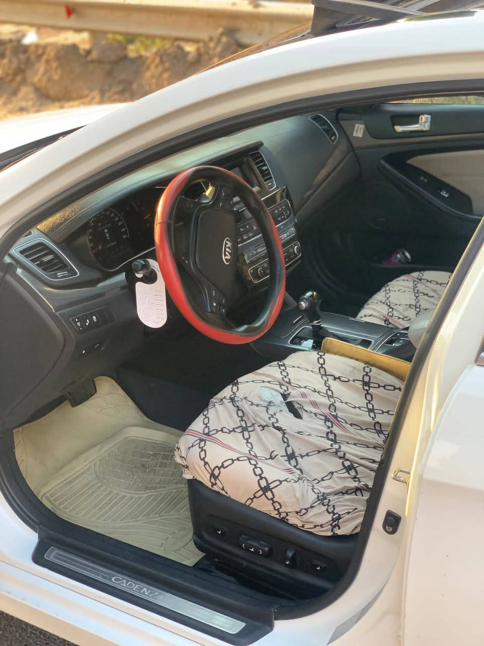 السلام عليكم
للبيع او المراوس KIA CADENZA 
موديل/2014
خليجي
بيه صبغ جاملغ ايمن وهلالات خلفية اربع اصابع
باقي مكفول
السيارة VIP
بصمة 
بانوراما
كشنات جلد ابيض
تدفئه وتبريد بلكشنات
خزن ميموري
سماعات انفنيتي 
اوتو هولد 
سايد بريك بصمة
تدفئه بلكشنات خلفية
زراك لايت 
حساسات أمامية وخلفية 
مري جانبية كهرباء وقلاب عند رجوع للخلف
نضام تحديد مسار
وباقي مواصفات معروفة 
السيارة رقم اربيل تريد تحويل تريد وكالة 
السعر/12,500 وبيه مجال
رقم هاتف /***********
