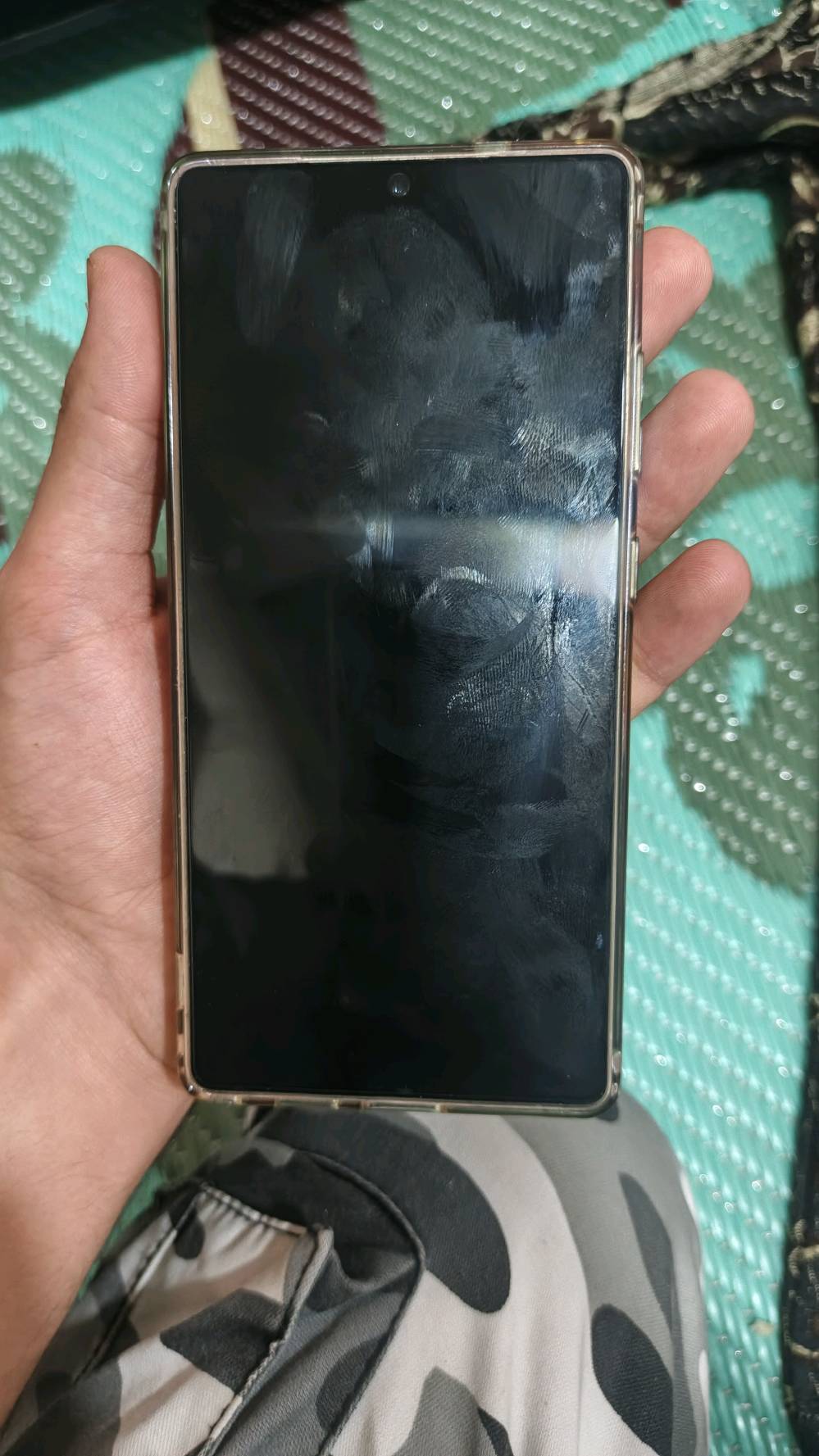للبيع Galaxy S25 Ultra (256GB) 🔥جهازي الشخصي، قليل الاستعمال جداً وبحالة الوكالة (شخط ما بيه).كامل الملحقات الأصلية والكارتونة متوفرة وياه.💵 السعر: [1450]📍 المكان: [كركوك المصلى]للجادين بالشراء فقط، يرجى المراسلة على الخاص او رقمي ***********
مواصفات الهيكل والشاشةالخامات والتصميم: إطار متين من التيتانيوم (درجة 5) مع ظهر زجاجي محمي بأقوى طبقة حماية (Gorilla Armor) المقاومة للخدوش والانعكاسات بشكل كبير.الوزن: 218 جرام فقط (أخف وأنحف من الأجيال السابقة، مع زوايا دائرية مريحة جداً في اليد).الشاشة: من نوع Dynamic AMOLED 2X بحجم 6.9 بوصة، بدقة خارقة +QHD وتردد مرن (1-120Hz) لتوفير الطاقة وسلاسة تامة في التصفح والألعاب.السطوع: يصل إلى 2600 شمعة، مما يجعل الشاشة واضحة تماماً حتى تحت أشعة الشمس المباشرة.
المعالج والأداء العاليالمعالج: الأقوى في العالم Qualcomm Snapdragon 8 Elite (نسخة خاصة بجالكسي) بمعمارية 3 نانومتر، يقدم أداءً خيالياً في الألعاب الثقيلة (مثل ببجي وكول اوف ديوتي) وبدون أي حرارة.الذاكرة والرام: مساحة تخزين 256 جيجابايت (من النوع فائق السرعة UFS 4.0) مع 12 جيجابايت رام [1.1.5، 1.3.1].
منظومة الكاميرات الاحترافية (بمستشعرات سوني المتطورة)الكاميرا الأساسية (العريضة): بدقة 200 ميجابكسل بمستشعر ضخم فتحة عدسة f/1.7، تدعم المثبت البصري (OIS) لالتقاط صور خيالية بالليل والنهار وتفاصيل فائقة الدقة.كاميرا التقريب القريب (الزووم 3X): بدقة 10 ميجابكسل مخصصة لصور البورتريه وعزل الخلفية باحترافية.كاميرا التقريب البعيد (الزووم 5X والـ 100X): بدقة 50 ميجابكسل (بيريسكوب) تعطيك تقريب بصري حقيقي 5X عالي الدقة وتقريب رقمي (Space Zoom) يصل إلى 100X بوضوح ممتاز بفضل معالجة الذكاء الاصطناعي.الكاميرا الواسعة جداً (Ultra-Wide): تم تطويرها لتصبح بدقة 50 ميجابكسل، لتصوير المناظر الطبيعية والزوايا الواسعة بأعلى دقة وتفاصيل.الكاميرا الأمامية (السيلفي): بدقة 12 ميجابكسل تدعم التركيز التلقائي السريع وتصوير فيديو بدقة 4K.تصوير الفيديو: يدعم التصوير بدقة 8K بمعدل 30 إطار في الثانية، أو بدقة 4K بمعدل يصل إلى 120 إطار في الثانية لعشاق التصوير السينمائي والبطيء.
البطارية والشحنالسعة: 5000 مللي أمبير تدوم ليوم كامل من الاستخدام المكثف بفضل كفاءة المعالج العالية في توفير الطاقة.سرعة الشحن: يدعم الشحن السريع السلكي بقدرة 45 واط، والشحن اللاسلكي بقدرة 15 واط، بالإضافة للشحن اللاسلكي العكسي (لشحن السماعات أو ساعة ذكية من ظهر الهاتف).
ميزات إضافية مهمة للمشتريالقلم الذكي: قلم S-Pen مدمج داخل الهاتف للكتابة، الرسم، والتحكم بالكاميرا عن بعد.الذكاء الاصطناعي (Galaxy AI): يدعم حزمة متكاملة من الميزات (الترجمة الفورية للمكالمات، تلخيص النصوص، ومسح وتعديل العناصر في الصور بذكاء) وتدعم اللغة العربية بالكامل وبكفاءة.النظام والتحديثات: يعمل بواجهة One UI 7 المبنية على نظام Android 15، ومضمون بالتحديثات من سامسونج لمدة 7 سنوات.المقاومة: مقاوم للماء والغبار بمعيار IP68 (يتحمل تحت الماء لعمق 1.5 متر لمدة نصف ساعة).
شنو حالة الجهاز بالتفصيل: بيه أي خدش خفيف أو أثر استعمال على الشاشة/الظهر لو فعلاً نظيف 100%؟: 
الجهاز مابيه اي خدش او شخط أستخدام شخصي فقط
هل الجهاز مفتوح أو عليه أي صيانة/تبديل قطع، لو بعده وكالة وما متعبث بيه؟: 
شرط توديه تفصحه إذا مفتوح لا تاخذه
هل كل الملحقات الأصلية كاملة وياه: الشاحن/السلك/الإبرة/الكفر أو بس الكارتونة؟: 
كلشي موجود وياه
سعره النهائي شكد؟ وهل السعر قابل للتفاوض بشكل بسيط لو ثابت؟: 
1400000
مكان التسليم والفحص وين بالضبط بكركوك، وهل متوفر فحص قبل الشراء؟: 
حي المصلى