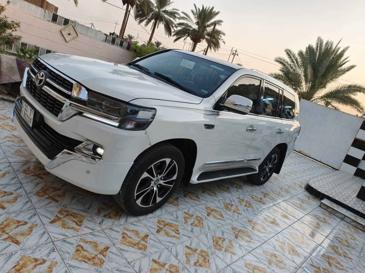 لاندكروزر موديل 2008 محدثه 2021 داخل او خارج فول موصفات  سياره جديده وجاهزه من كل شيء 
حادث جاملغ خلفي او مصبوغه عام صبغ او تحديث درجه اوله رقم بغداد تحويل مكينه كير حداديه تخم تاير تبريد كله جاهز السعر228هاتف***********
