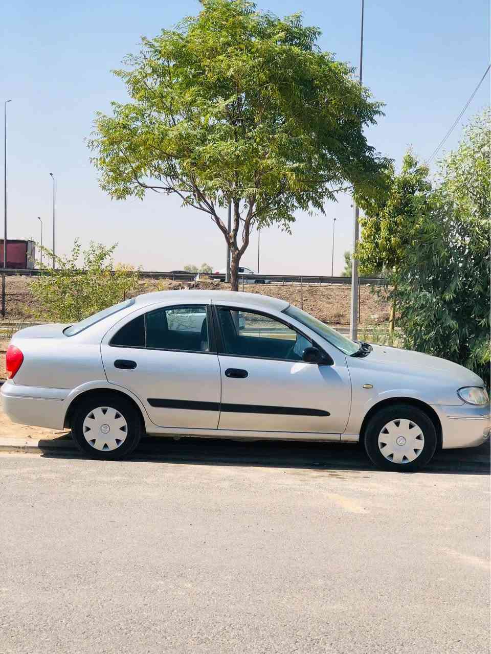 نیسان سەنی 2005 گێر عادی مەکینە سپی  
تەکسی بوو هەر لای خۆم بوە 
خۆم کردمەوە خسوسی 
سەیارەکە هەتا بلێی جوانە 
بێ مەسروفە 
پارجە رەش و پارجەی گۆراوی نیە 
تەنیا جەمپێکی پشتی هەیە 
باقی هیج دەعم و لێدراوێکی نیە 
تەبرید و تەقە و رەقە بەشەرت 
سەیارەکە هی مالە 
هەموو گیانی بیلادی شەریکە ماوەتەوە قۆپیشی نیە 
ژینگە و رێگاوبانی نوێیە تاوەکوو 2030
نرخی 62 مەجالیکی کەمی تیدایە  
ئەوەی موشتەریە تێل بکات 
***********
…
نیسان صني 2005، گير عادي، مكينة بيضا.
كانت تكسي، وكلها كانت على إيدي
وأني حولتها خصوصي

السيارة كلش حلوة

ما تصرف

ما بيها بارچات سودة ولا بارچات مبدلة

بس بيها جمب خلفي

باقيها ما بيها أي دعم ولا ضربة

التبريد والتكة والرقّة بشرط

السيارة مال بيت

كل بدن السيارة أصلي مال الشركة، وما بيها قوبش

البيئة وطرقها جديدة لحد سنة 2030

السعر 62، بيها مجال بسيط

الجاد يتصل على الرقم:

*********** واساب فایبر
… أربيل, العراق
