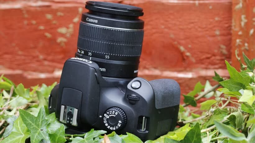 السلام عليكم
Canon 4000D للبيع
نظافة ١٠٠٪؜ وي العدسة
السعر 220 الف 
للتواصل ***********
