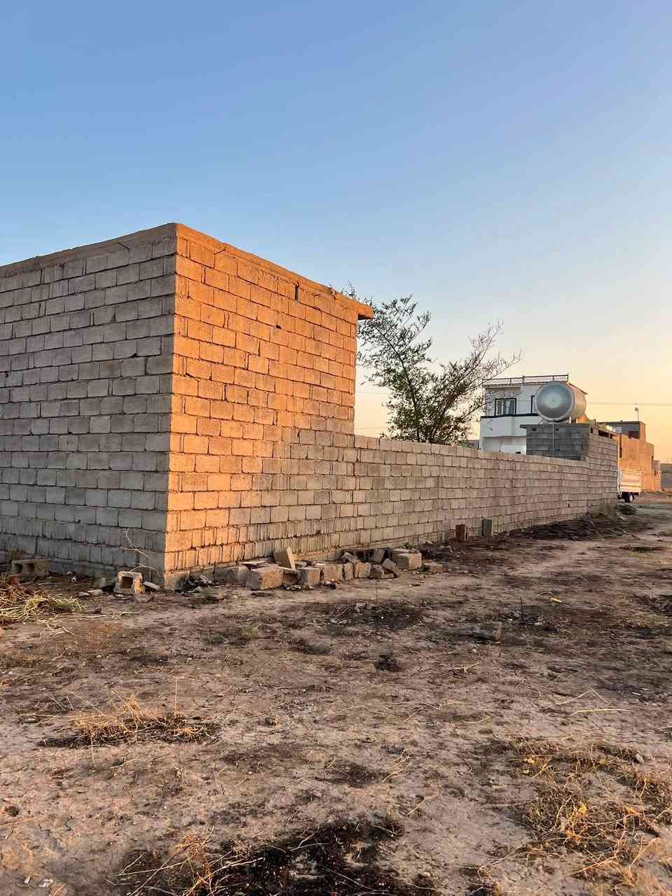 السلام عليكم...
بيت هيكل للبيع المساحه 600 متر 
مساحة البناء225 يتكون من 
١.استقبال 8×4ونص
٢.هول 4×6 
٣.مطبخ ٤×٥ بارد +مطبخ حار 
٤.ا غرفه ٤×٥مع سويت 
.٢غرفه ٤×٥
٥.موزع غرف ٣ونص×٥
مع مجموعه صحيات داخليه +صحيات خارجيه 

مع مخزن خارجي ٣ونص ×٥
واصله بس مي والكهرباء مو بعيده عنه
البيت مسيج كامل الموقع خلف الخضر مقابل المستشفى التركي
 السعر الاتصال الخاص ***********
