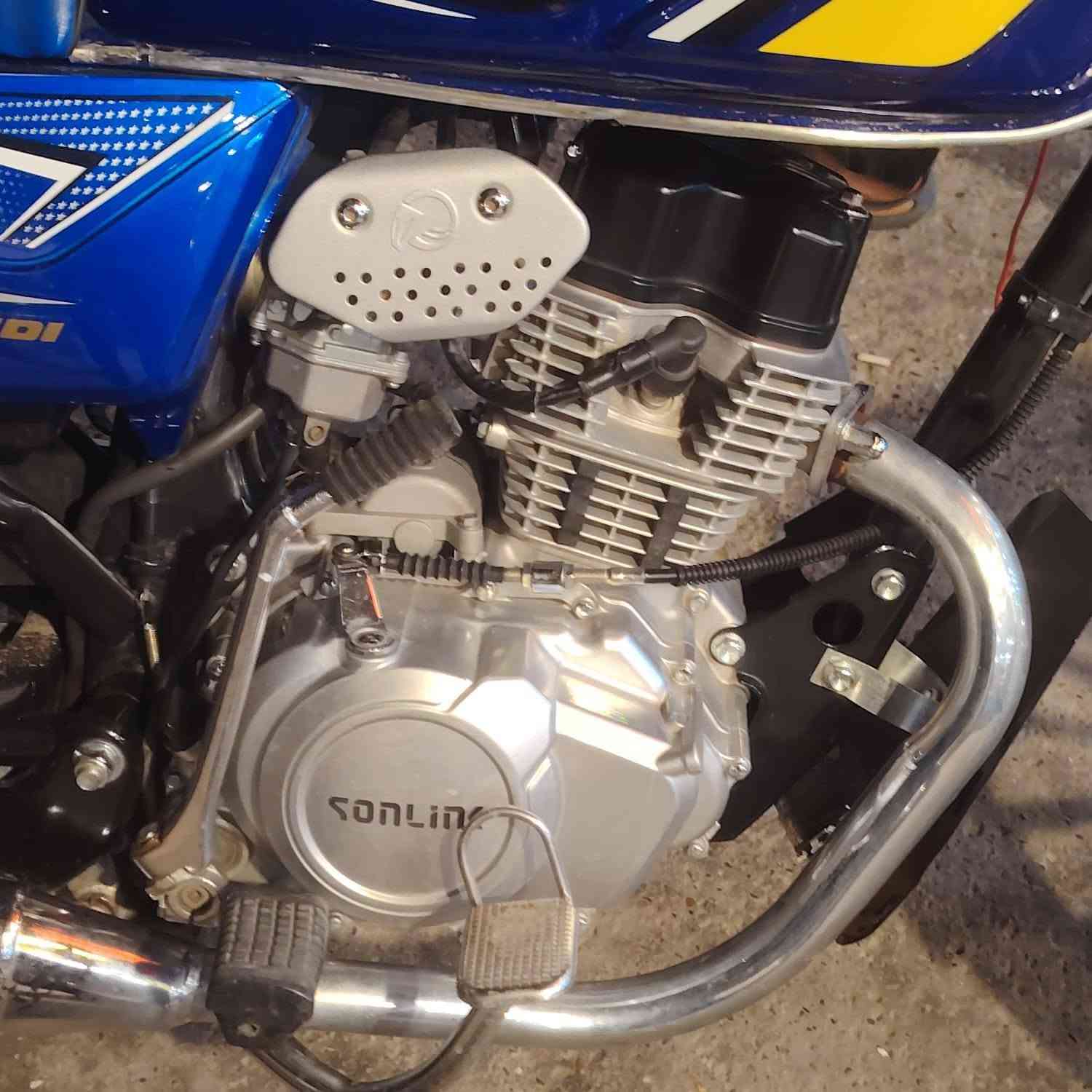 سيفان 2025
ضاغطه وزنجيل 150cc
نواقصها فحمات سلف والويل الامامي بي عواج خفيف غير هاذ كلشي ماكو
+الخَوذه مالتها اخت الجديده سماعات ولاقطه شغاله وزلغ مابيها  ووياها الجنطه مال الدلفري هم جديده سعرها كامل هيه والدراجه840  وبيها مجال قليل مكاني العلم ***********
