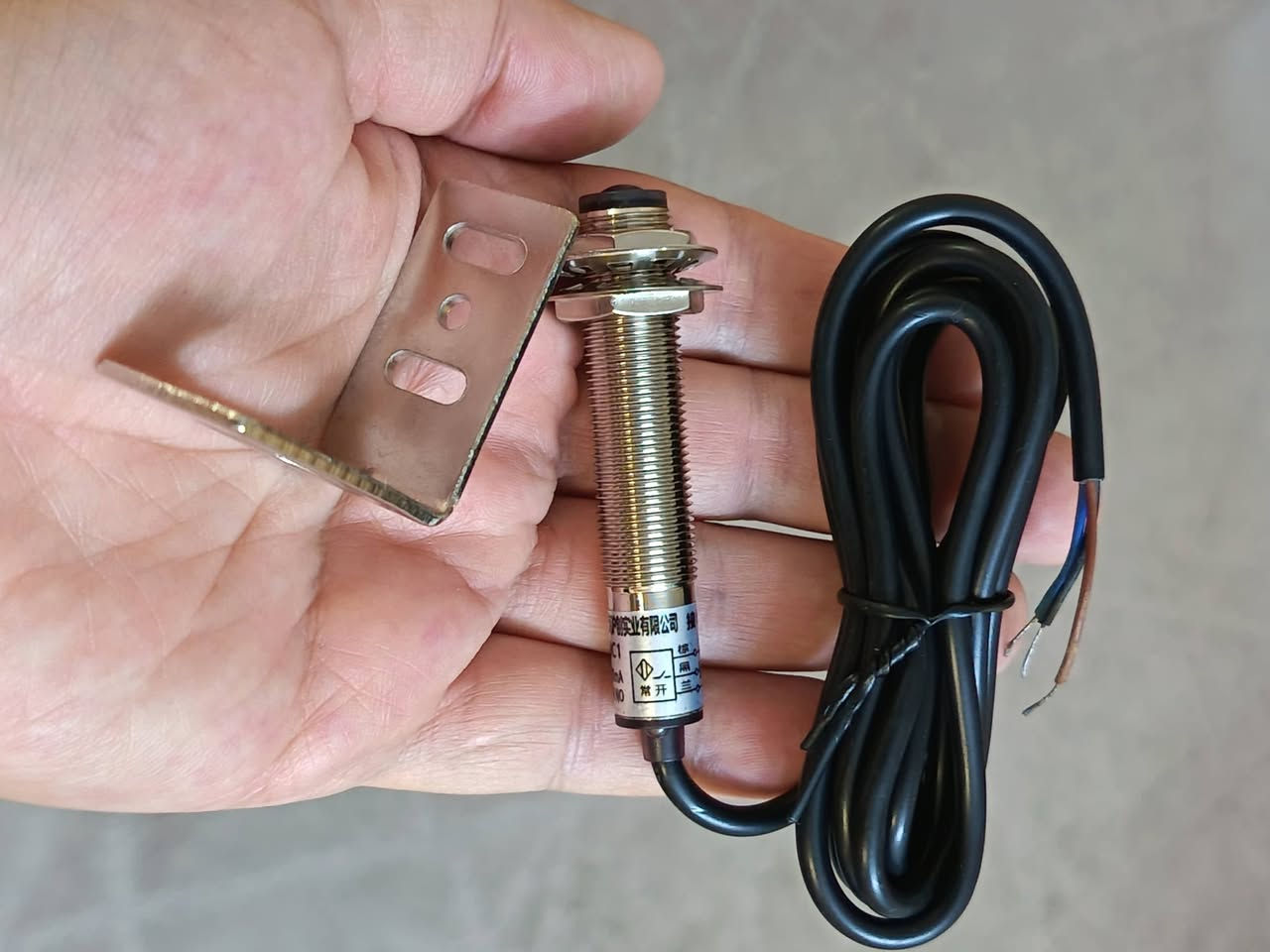 حساس قرب كهروضوئي (Photoelectric Proximity Sensor) أسطواني الشكل، ويحمل الموديل E3F-20C1.يعمل هذا الحساس بجهد تيار مستمر (DC) وبمخرج من نوع NPN مفتوح عادة (NO).يتميز بمسافة كشف طويلة تصل إلى 20 مترًا، مما يجعله مناسبًا لتطبيقات الأتمتة الصناعية المختلفة.

متوفر ١٠ فطع. التواصل عالخاص او واتساب ***********. يوجد توصيل لكل المحافظات.
