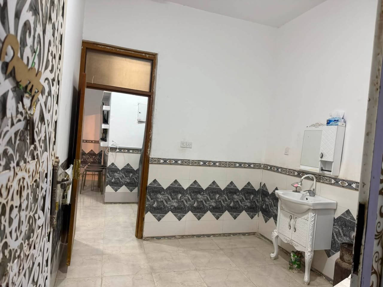 دار سكن طابو زراعي في حي ( الزهراء ) 
بجانب معمل ( الثلج ) 
مساحة / ١٥٠ م 
مجاري - ماء - كهرباء 
بناء حديث 
يحتوي على ( غرفتين نوم ) 
بناء ابلوك - صب كونكريت 
عرض الشارع ( ١٠ ) م 
مشمول بقرار التطويب ( ٣٢٠ ) 

للاستفسار مراجعة مكتب ( غيدان ) للعقار  
واسط - الزبيدية - مقابيل حي ( الصناعي )  
***********  
*********** محمد سيد غازي
