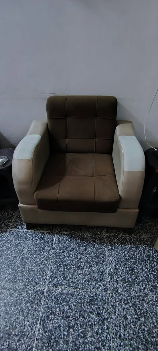 سلام عليكم قنفات ٥ مقاعدنضيف سعره ١٠٠ وبي مجال
زوليه قياس ٦/٣ نضيفه سعره ٧٠ مكاني بغداد الغزاليه  الي تفيده يجي ويدلل ***********بيهن مجال
