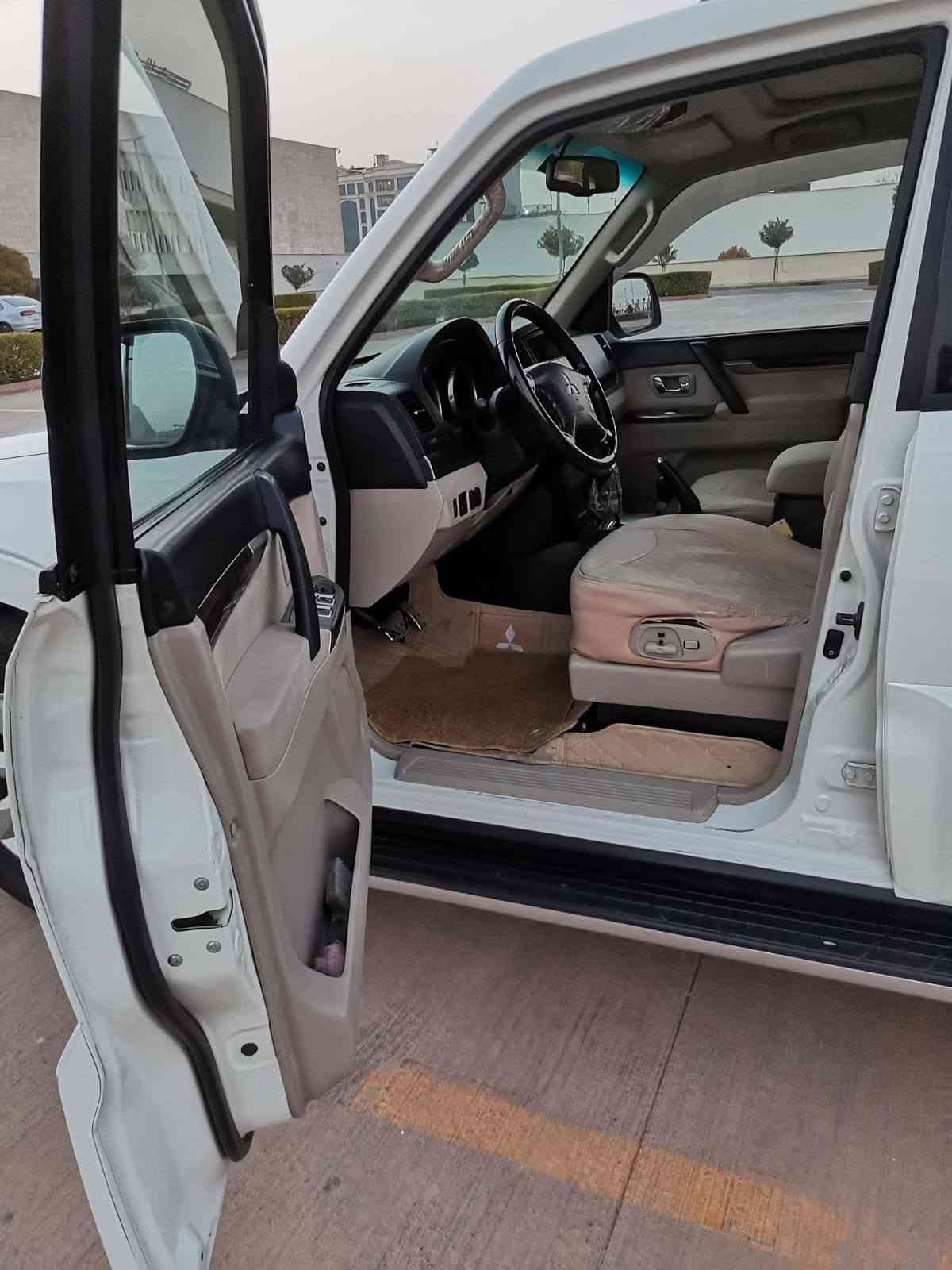 باجيرو موديل 2013 احلى من الصور فقط قطعه صبغ محرك 3500 مفتوح راجع وكاله كير مكفول فول مواصفات اخوان السياره نظيفه جدا السعر 138بي مجال للشراي  مكانها اربيل ***********
