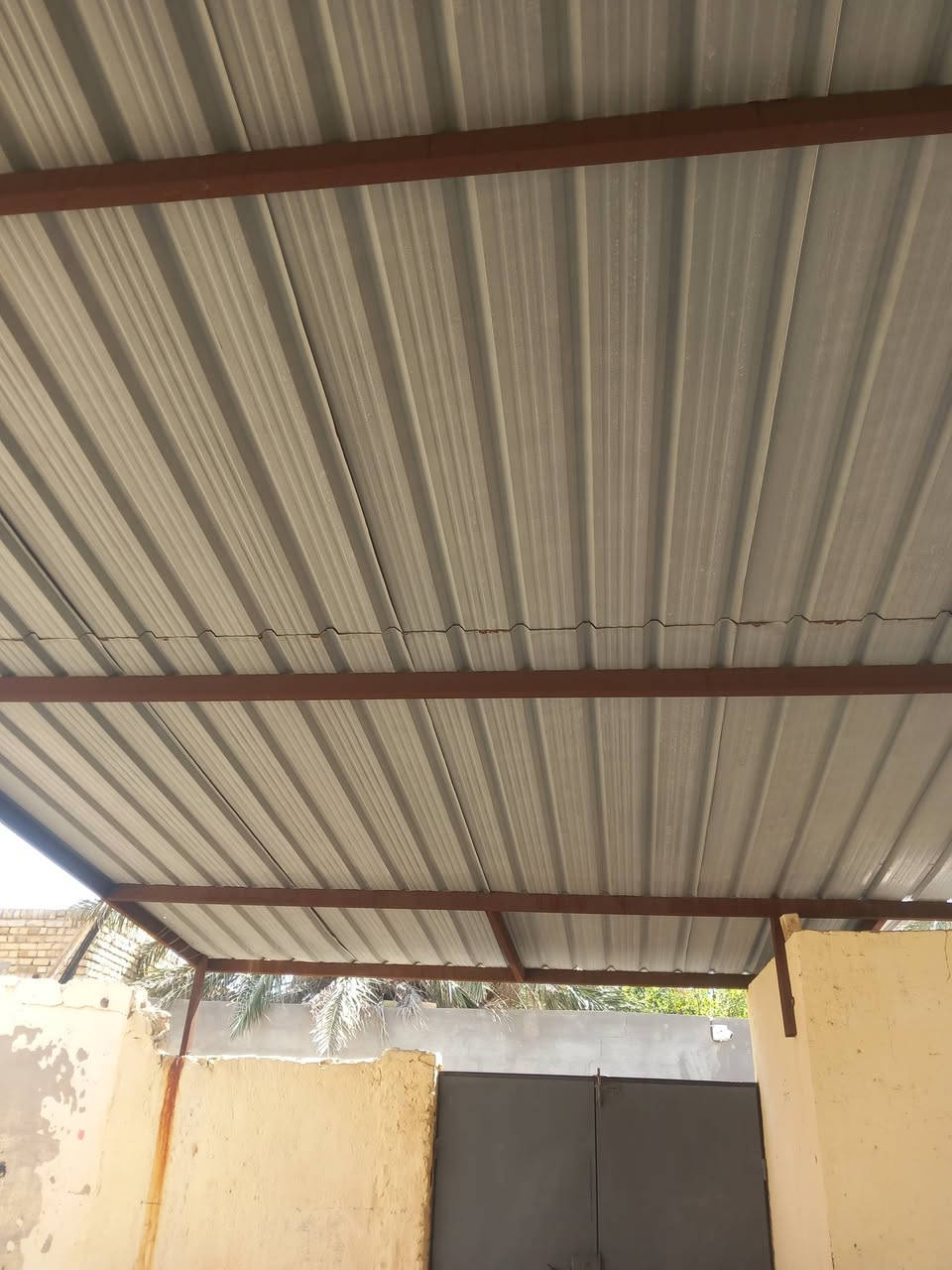 سلام عليكم سقيفه البيع طول ماله سبع مترات ولعرض ستمترات ***********
