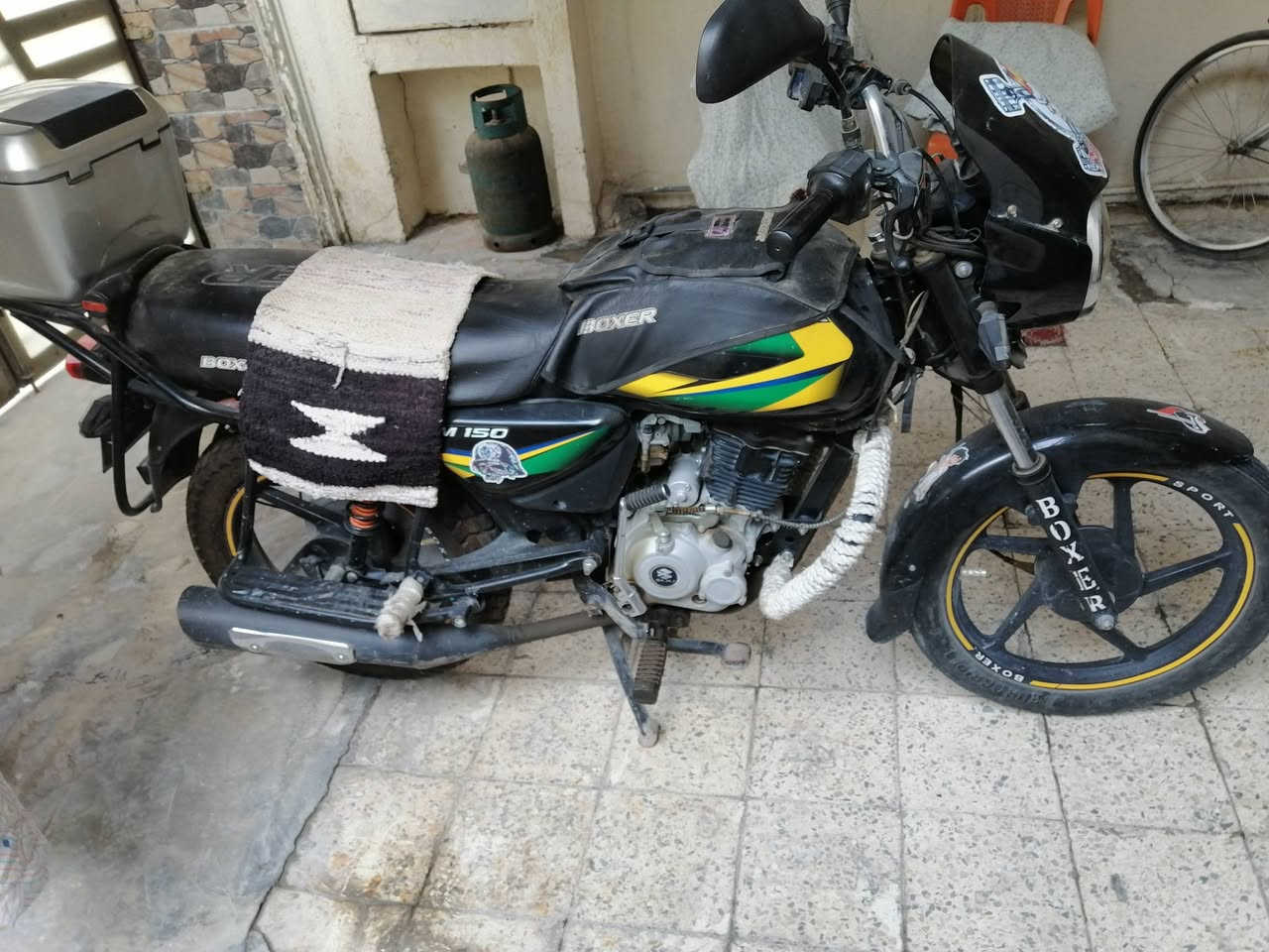 السلام عليكم شباب.. للبيع دراجة باجاج بوكسر 150 (Bajaj Boxer) موديل 2022 ونظيفة جداً وبحالة ممتازة.

المواصفات والنظافة:

الموديل: 2022.

الأوراق: مرقمة كربلاء، سنوية كاملة وجاهزة لوكالة أو تحويل مباشر.

المحرك: 150 سي سي، محرك بلاد بحالة الوكالة، ناعم جداً وبحالة ممتازة (شلعته وتكبيسه توب والتجربة خير برهان).

التشغيل: سلف كهربائي شغال من أول دكمة + هندل احتياط.

الكهربائيات: كلها شغالة وجاهزة (أضواء، إشارات، وهورن).

الإضافات والتعديلات:

مجهزة بـ صندوق خلفي سعة كبيرة للأغراض والمتاع.

غطاء مقعد (كشن) مريح ومميز.

الدراجة مكحلة ومعدلة ترتيبات حلوة ونظيفة مثل ما واضحة بالصورة.

المكان والسعر:

المكان: بغداد - الحرية الثالثة.
واتساب فقط 077‪03952463

السعر المطلوب: 1.750.000دينار) وبيه مجال بسيط للشراي المحمل والجاد

