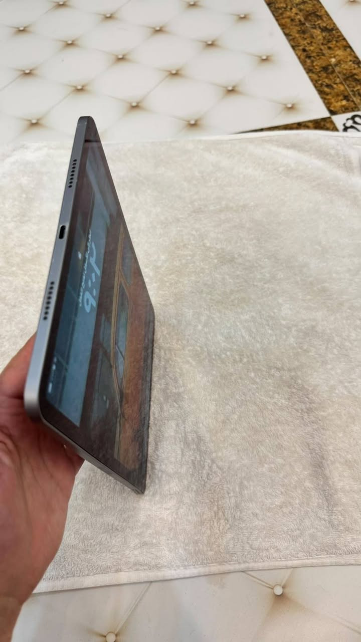 ايباد m2 pro الجيل الرابع حجم 11 inch صحة البطارية 84 فحصتها بالحاسبة للتاكد نسخة الشرق الاوسط ذاكرة 128 لون رصاصي مكفول من التصليح والتبديل ومن اي تلاعب فقط بي عوج بالشاصي موضح بالصور السعر 600 وبي مجال مكاني ديوانية ***********

نص مكتوب في الصور:
- ٩:٠٤
- الإثنين، ٢٨ أيلول
- ١٧ ربيع الآخر، ١٤٤٨ هـ.