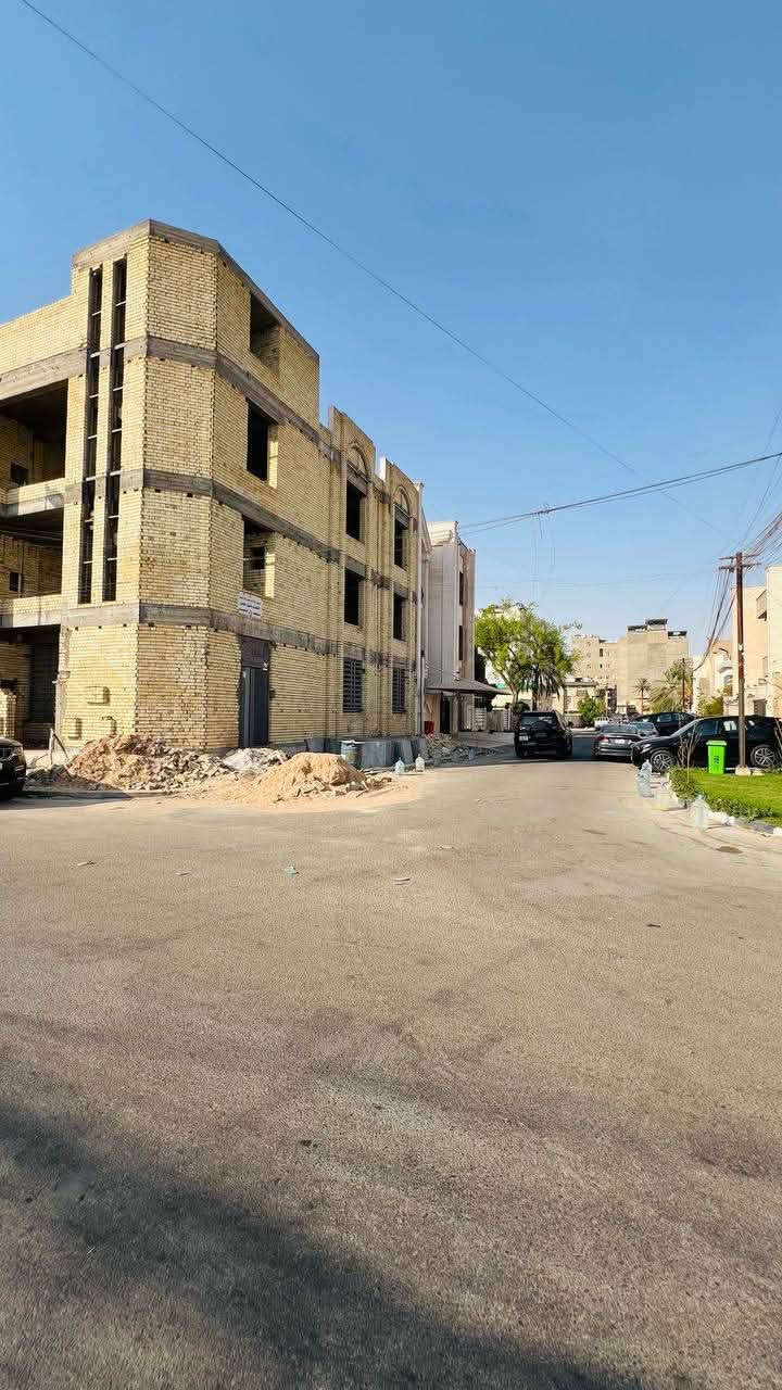 مكتب الودق للعقار
بناية ركن للبيع العنوان شارع فلسطين محلة 506
المساحه 120 واجهة 8 نزال 15
مكونة من ثلاث طوابق 
الطابق الأرضي مكون من صالة و مطبخ و خدمات و غرفتين نوم 
والطابق الأول كذالك 
والطابق الثاني مكون من وحدتان سكنيه كل وحده مكونه من 
صاله ومطبخ وخدمات و غرفة نوم 
للاستفسار ***********
خليفة التميمي
