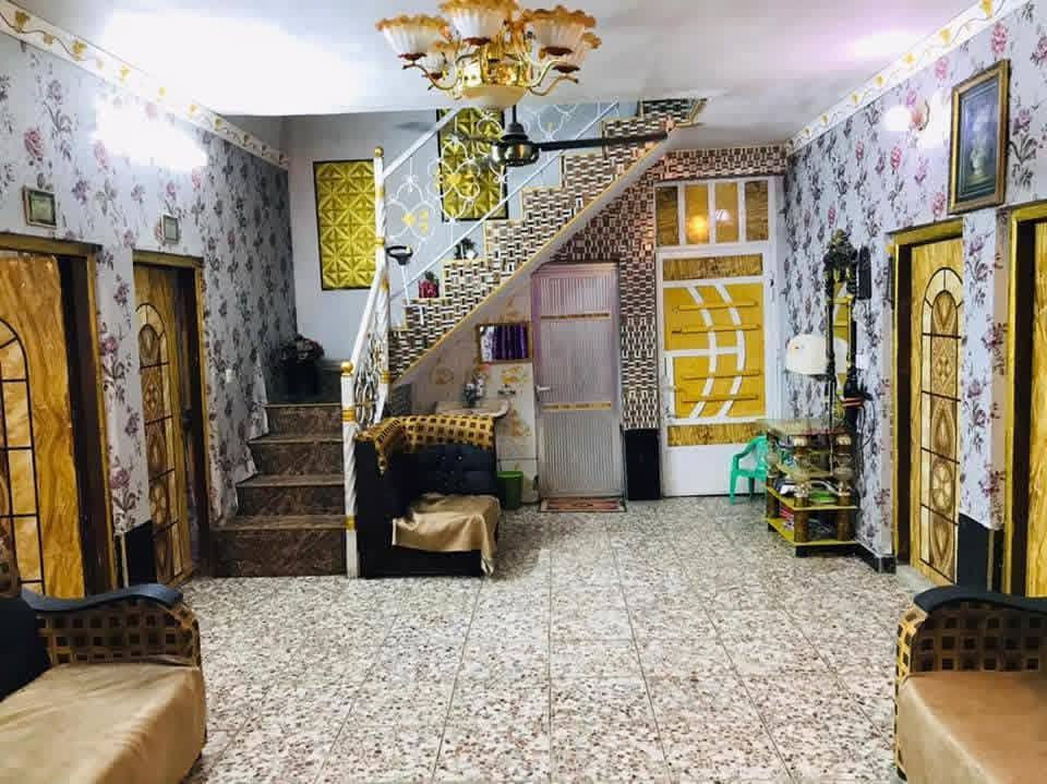 مرحبا بيت زراعي سند 25 مساحه 200 متر ويا 50واقع حال يعني 250 طابق ونص 5غرف نوم مطبخ وستقبال وحديقه وكراج ويطل على شارعين مكان زعفرانية نهاية شارع المعهد قرب جامع المصطفى سعر130 عارضه اقل من قيمه البيت والمنطقه لين مستعجل على البيع *********** واتساب ***********
