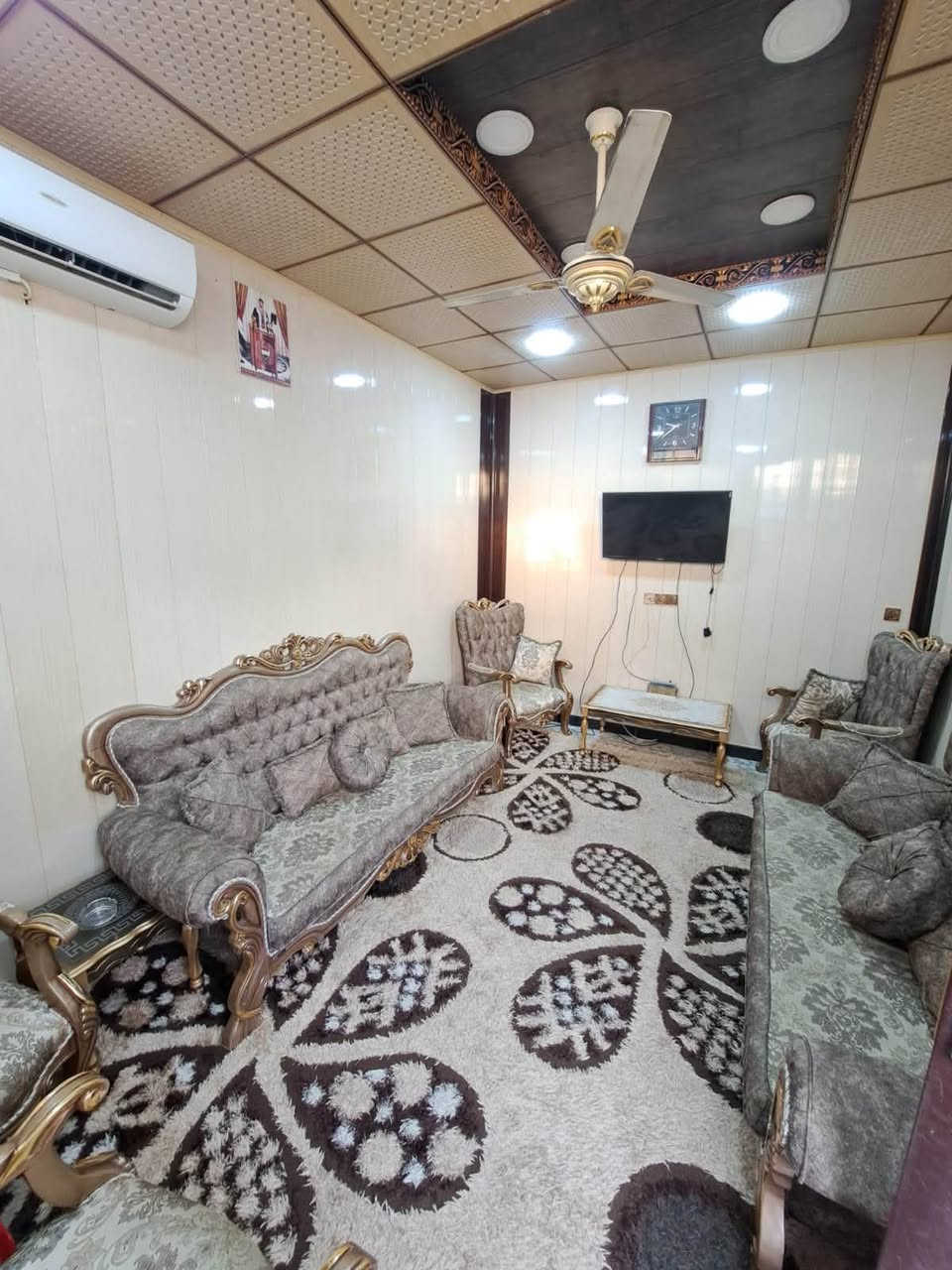 الدار للبيع بناء درجه اولى سنه 2020 في منطقة حي المهندسين المساحه: 105متر الواجهة 5,25 ونزال 20متر.  
الدار طابق ونص يتكون من استقبال وصاله ومطبخ وغرف عدد 2 وصحيات عدد 2
للاستفسار الاتصال على الرقم ***********
