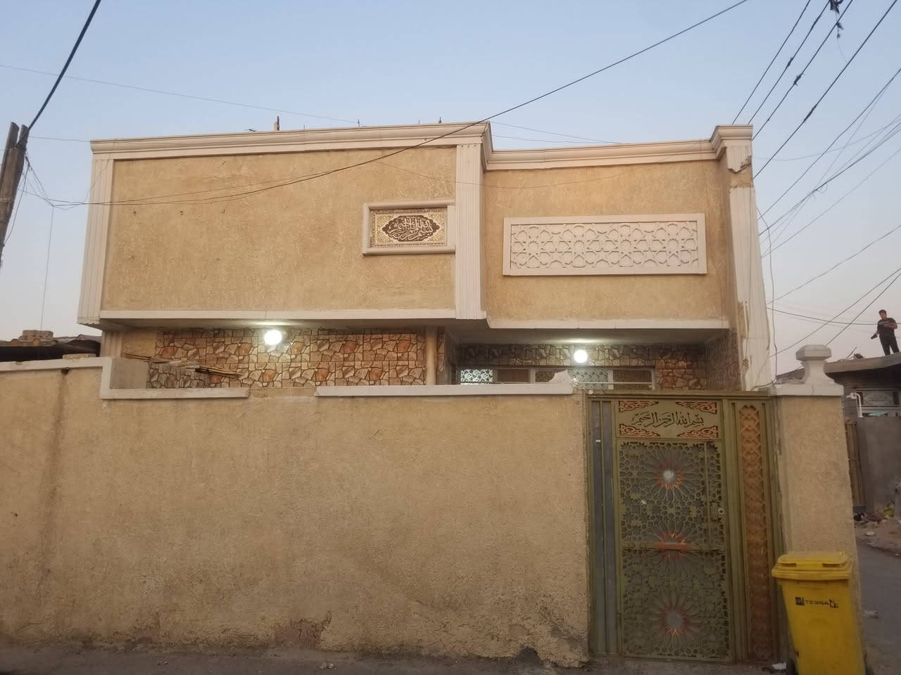 للبيع في البحث العلمي مساحه ١٢٠ متر سقف صب مسلح
السعر ٥٠ 
رقم الاتصال  ***********
