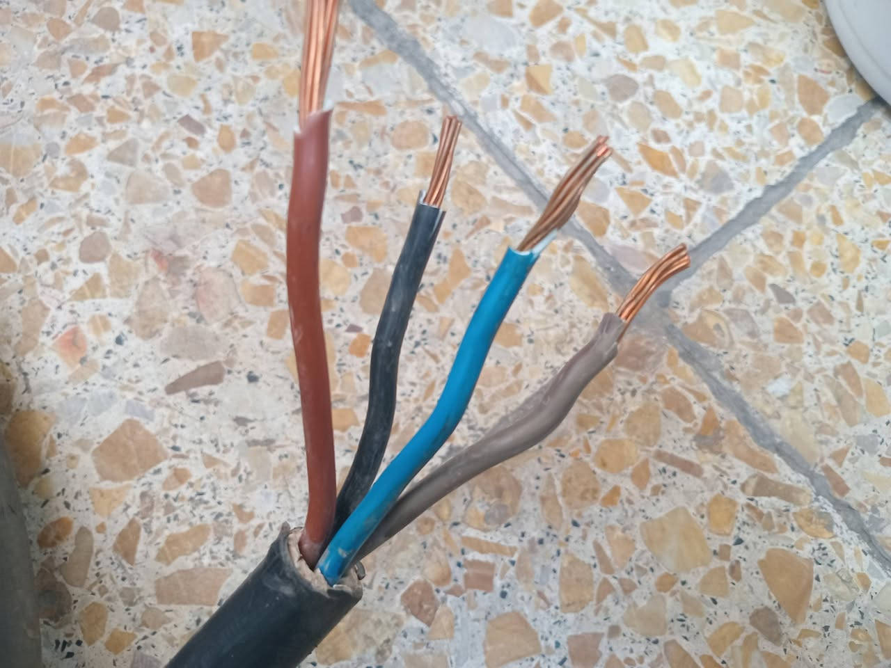 كيبل للبيع  4×10 طول 18متر العنوان بغداد البلديات الاتصال ***********
