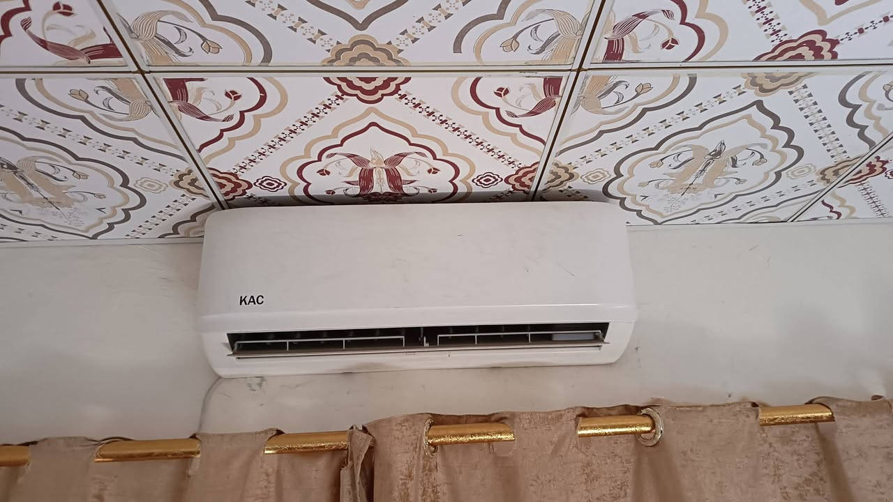 السلام عليكم سبلت واحد 1طن جديد للبيع استخدام قليل جدأ قطعه داخليه وخارجيه نوع KAC ومكيف نوع جنرال طنين 2طن عوزه بس شحن غاز نضيف للبيع ثنيهن سعرهن 350وبيهن مجال عنوان البصره قضاء ابو الخصيب حي العسكري رقم الهاتف *********** بس واتساب

