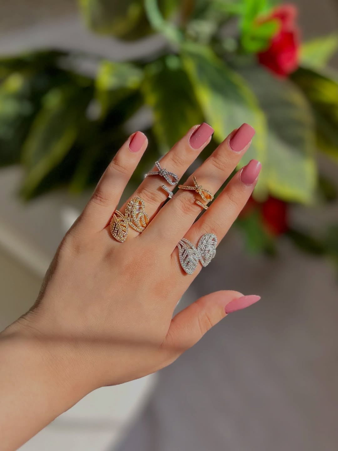 محابس زاركون فري سايز يجننون🥺🎀

نص مكتوب في الصور:
- الجمال يلي تستاهلة أيدج 🏯🥺
- اقلبي للموديلات 🦋👍
