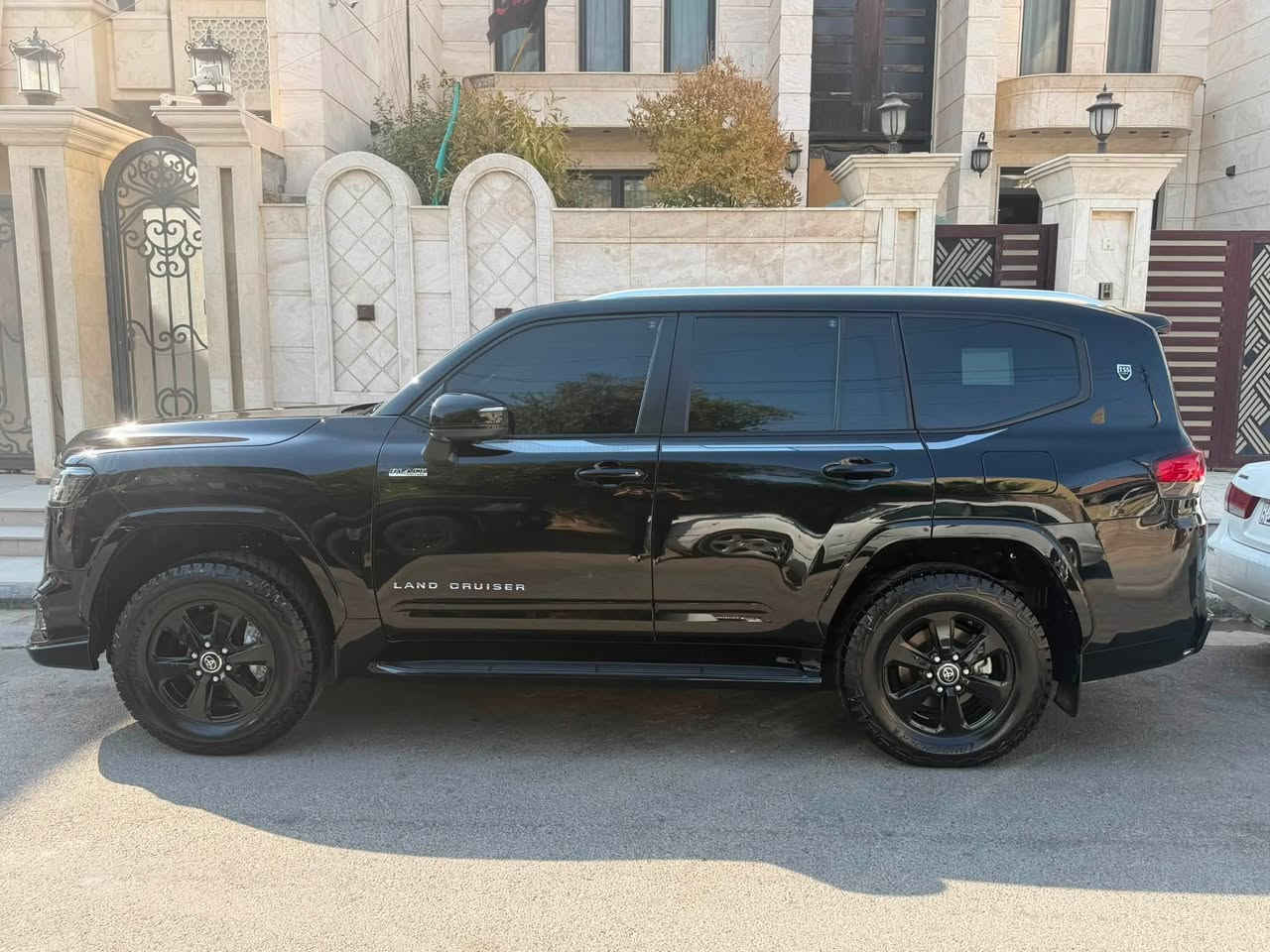 لاندكروز  مصفحه  B6 + ) 2025 ) فئة⚡️Twin Turbo GXR 

للاستفسار  : ‭***********‬

بانزين    /  قيادة كئنها غير مصفحه سريعة جداً

فئة :  LIMITED S

فئة : BLACK EDITION 

نضام   TSS

السيارة : مغلفة (  PPF  ) 3M الامريكي ضمان عشر سنوات

الزجاج الامامي ( السائق + الصدر ) ينزل ربع ماطورات USA 

السيارة ماشية  (   3،000   )  يعني زيرو

السيارة SAS  فيها ضمان + 16 تبديله دهن مجاناً وخدمات

اطارات  (Run-Flat) مصفحة USA   ضد العبوات وجميع الرصاص

منظومة حريق الأتوماتيكية 

رقم  مميز      دهوك 

السيارة مصفحة بلكامل vip

في السنوية( مصفحه + مضلله  80‎%‎ ) تحويل ثاني يوم

تصفيح  ضد  ( BKC + العبوات الناسفه + الدورن +  RPG 7 …… ) VIP

ثلاث انظمة قيادة :   Sport.   Normal.   Eco

انارة داخلية   متعددة  لألوان و درجات

تبريد المقاعد

لاسلكي CarPlay

منفذ   HDMI

التحكم على المنحدرات

صندوق كهربائي

مستشعر وقوف

الكاميرا الخلفية

كاميرا الأمامية

كاميرات جانبية

كاميرا 360

بصمة

مثبت هاتف في بصمة التشغيل⚡️

مثبت السرعة

حساس المطر

شاشة  كبيرا

شاشات خلفية

سماعات رأس

مراقبة النقطة العمياء

التحكم التلقائي في درجة الحرارة

نظام فرملة الطوارئ

مقاعد كهربائية

ثلاجة

مصابيح زينون الأمامية

المصابيح الأمامية ليد

نضام  ABS

شاحن لاسلكي

صندوق تبريد

فرامل الوقوف الإلكتروني

نظام الصوت JBL

تحذير من الاصطدام الأمامي

القفل الإلكتروني للمحور الخلفي

نظام التوجيه الكهربائي

منفذ كهرباء  في الصندوق  تكدر اتشغل اي جهاز

توفر حماية قصوى ضد الطلاقات والانفجارات

السيارة تمتاز  :  في (  الهيبه  ،و الجمال   ،و الراحه  ،و الامان ) 

العنوان : بغداد

للاستفسار  : ‭***********‬
