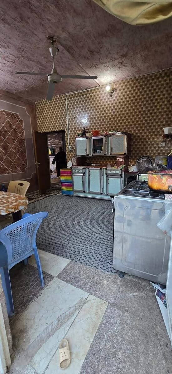 ياالله #بيت 🏠#للبيع مساحه 200 متر  طابو زراعي 
سند ٢٥ اقرار محكمه يتكون من طابقين الاول
✅ ٢ غرف نوم مع صاله كبيره و
✅استقبال كبير و
✅مطبخ و
✅٢حمامات و
✅٢ صحيات
 طارمه تسع سياره وحديقة ودرج خارجي الطابق الثاني يتكون من ✅٢ غرف نوم وحده منهن سويت مع صاله كبيره وسطح كبير البيت اعكاده بناء بلوك الطابق الأول والثاني ثرمستون  السعر 110 وبيه مجال للاستفسار الاتصال على الرقم ‏‪*********** 📍موقعه بدايه شارع سيد اسماعيل الفرع الرابع 
 ماء خط مولده كهرباء مجاري  وكافة الخدمات موجوده.
