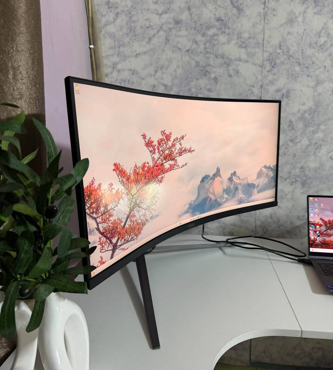 شاشة ألعاب منحنية MSI MAG 345CQR (مستعملة) بحاله جيدة جداً بدون اي شخط او عيب
الكارتونه موجوده
الموديل: MSI MAG 345CQR
حجم الشاشة: 34 بوصة (ألترا وايد Ultra-Wide).
الدقة: 3440 \times 1440 (WQHD) تنطي وضوح ممتازاً للألعاب والمونتاج.
معدل التحديث: 180Hz  
زمن الاستجابة: 1ms (مثالية للألعاب السريعة والـ FPS).
السعر 390 الف
***********
مكاني الطوبجي
