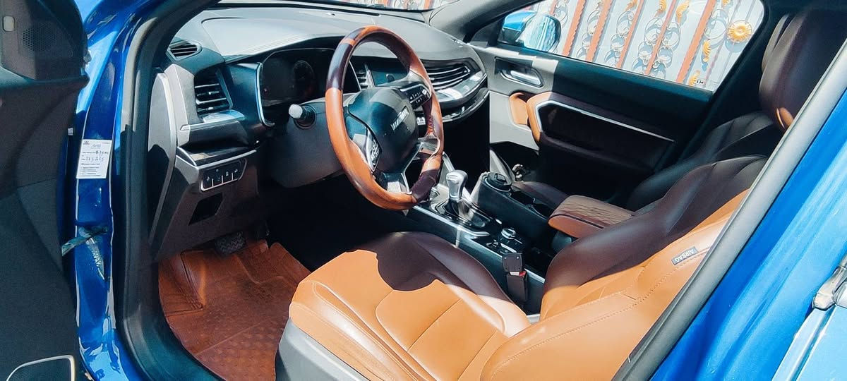 هافال H6 موديل 2019
محرك ٢٠٠٠ اقتصادي 
فول مواصفات للاخير ١/١
دبل بانوراما 
بصمة سويج/بصمة ابواب/ بصمة جنطة
شاشه كبيرة لمس اضافة الى ماوس للتحكم بالشاشه
مميزات الشاشة تدعم MP4 يعني تكدر اتشغل فيديو بالفلاش وكل الوسائط مع فحص حالة السيارة 
كامرة خلفية + كامرة امامية + كامرات جانبية تعطيك صورة ٣٦٠ درجة ونظام تصوير رادار عالمي (اظهار صورة الشارع كامله ) من الاعلى
لدات أناره داخليه 
لايتات زينون عالي ناصي
هاند بريك بصمة + نظام هاند بريك مؤقت بالازدحامات
كشنات جلد لون ماروني سبورتي
بيبان السيارة مطعمة بالجلد و  نيكل 
تحكم ستيرن كامل + ومحدد سرعه عالي الدقه ورادار
كشنات كهرباء 
نظام ذاكرة ٣ وضعيات لكشن السائق + نظام ذاكرة لوضعية المرايا الجانبية 
تبريد امامي و خلفي (قطعتين) 
نظام تدفئة للكشنات +أستيرن 
الدشبول الكتروني يحتوي ٣ ثيمات وصور مختلفه مختلفة 
ثلاث انظمة للقيادة ( سبورت + ايكو اقتصادي+ عادي ) 
و ثلاثة انظمة للستيرن 
حساسات امامية + حساسات خلفية و على الجوانب للتنبيه عند اقتراب اي جسم 
فتح و غلق المرايات جانبية كهرباء 
مراة الداخلية ذكية 
لد امامي + لد خلفي للضباب ( تكدر تطفيه و اتشغله ) 
نظام المحافظة على المسار + التنبيه
نظام كروز سرعة  
رادار جانبي و ( يحوي ميزة الضوء التبيه داخل السيارة و ليس في المرايا الجانبية كما في باقي السيارات)
اصطفاف  تلقائي ( auto park) 
نظام دبل اشارة اوتوماتيك في حالة توقف مفاجئ 
شعار هافال على الارض في حالة فتح باب السيارة
دبل كزوز 4 كزوزات شكل رياضي
صيانه كاملة جاهزة السيارة
رقم بغداد الجديد باسمي السنويه صلاحية الى ٢٠٣٠ 
95 الف ماشي 
بيها جاملغ خلفي مصبوغ اثر شخط وبارد خفيف جدا ويحتاج تكحيل  جاملغ امامي ضاهر بالصور 
للاستفسار 
*********** بغداد, العراق
