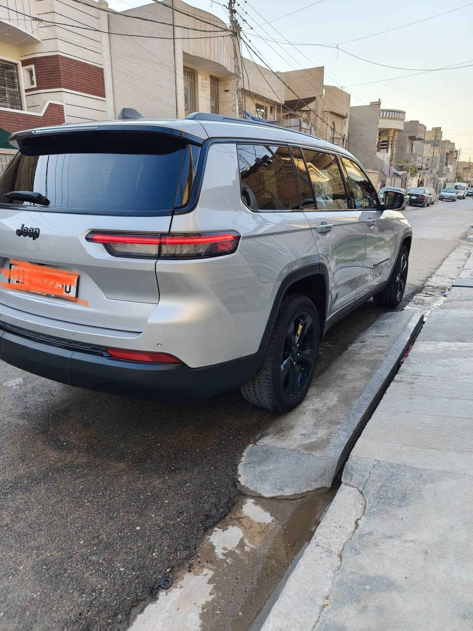 جيب كراند شيروكي فئة AlTitiod  كلين لون رصاصي 7 راكب ماشيه 48 ميل او قابله لزياده موديل 2023 رقمها بغداد او بيها مواصفات خير من الله حادثة تخريب غرفه الاتصال بالرقم *********** او واتساب
