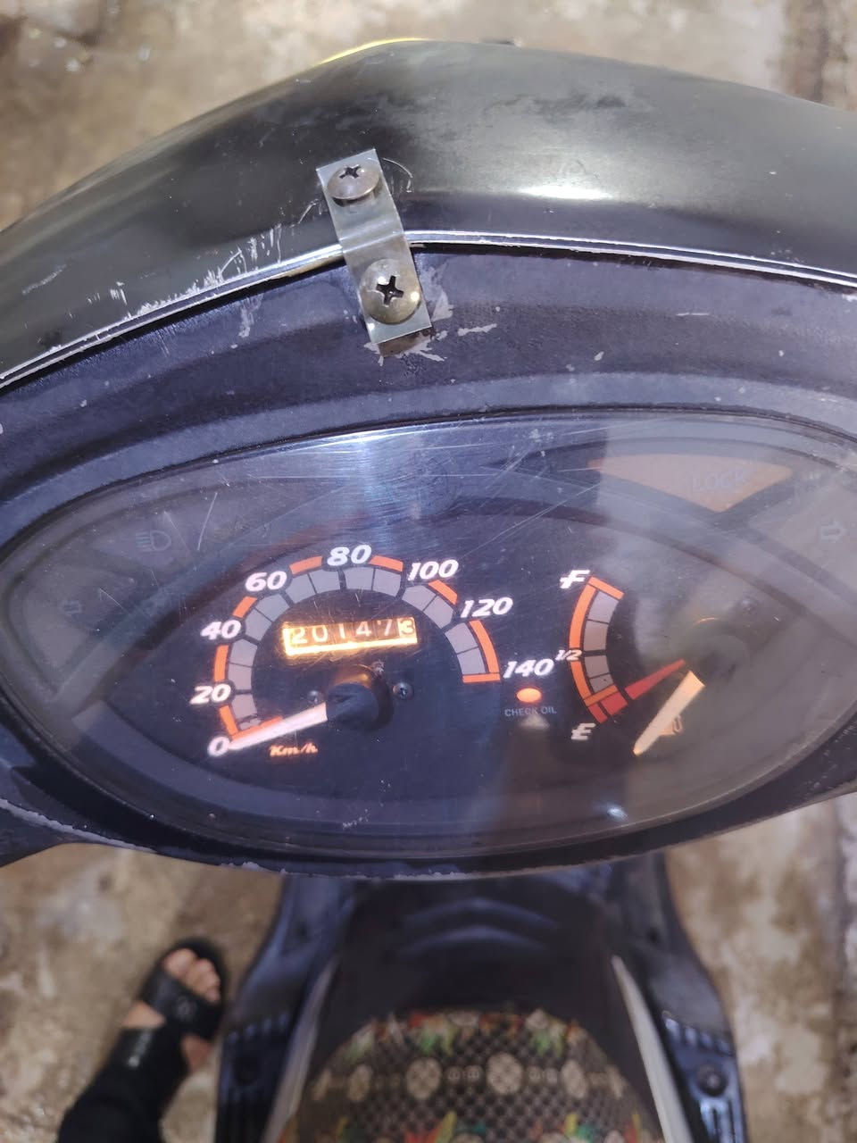 السلام عليكم. دراجة. ماكس عدلة سرعه 140.كم.     نظافه 80 بلميه.  مكينه. ناعمه. بكل تفاصيلها. تاخذها فقط دهن وبانزين. بيها جهاز انذار مال سرقه. نكرة سلف   شغالة لايات. اشاير هورن. كلشي بيها شغال. كيج البانزين يراد طوافة. والكيلو متر. يراد ظبط من يم الكيج. لين شديته جديد. والدراجه موضحة بلصورة. الستان مالتها طاك بس اسوي مابي مشكله.  موجود الاستان الاحتياطي  اورق بيها. منفسيت  والمكاتبه  السعر 325 الف. *********** تواصل وتساب
