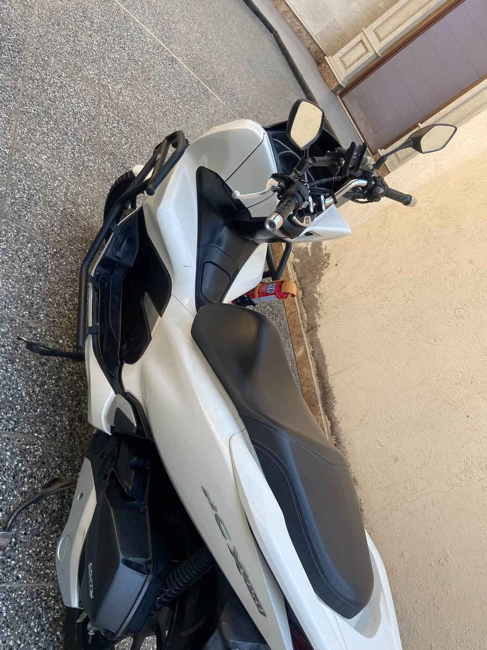 السلام عليكم شباب
للبيع pcx 2018 بصمة ياباني 

بحالة الوكالة شرط 

KF ٣٠

لون ابيض صدفي 

حجم المحرك 150cc 

عداد مسافة الدخول 14 الف 

الحالي 24 الف ماشيه شي بسيط هنا 

درع حماية للبجم 

بيها جادر حماية 

ستان موبايل اصلي 

تايرات مشلن بلاديات خلفي + امامي 

الدراجة كفالة عامه من كلشي 

تخابرني لتكلي شبيه مابيه 

كفالة ع وضع معرض تجي وتشوف بنفسك 

بصمة عدد ٢

زلغ مابيه شرط 

اي ستفسار متواجد خاص او واتساب 

رقمي ***********

السعر ٢٥$
